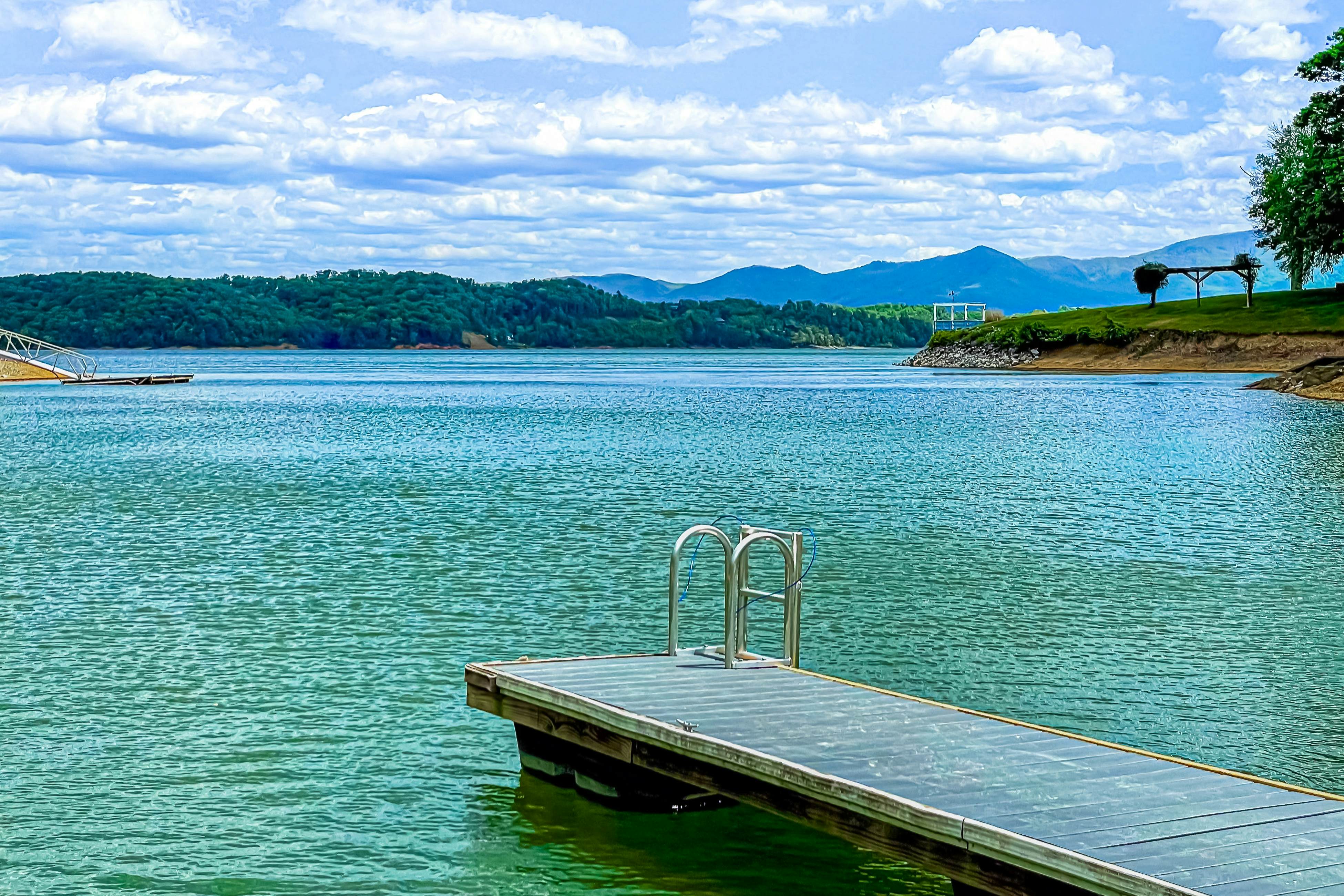 Luxury Lakefront Home・Hot Tub・Dock・Ping-Pong・Deck