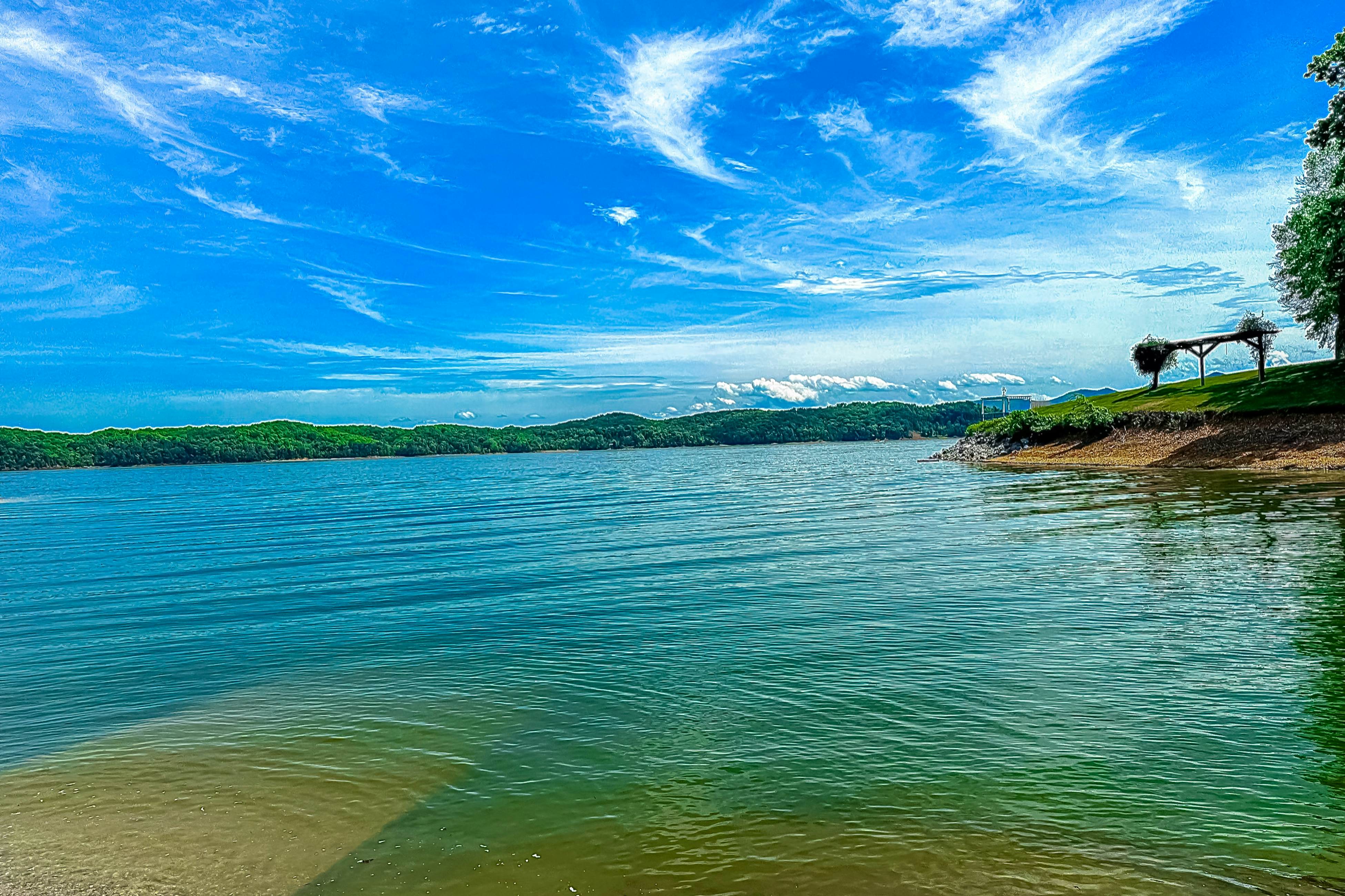 Luxury Lakefront Home・Hot Tub・Dock・Ping-Pong・Deck