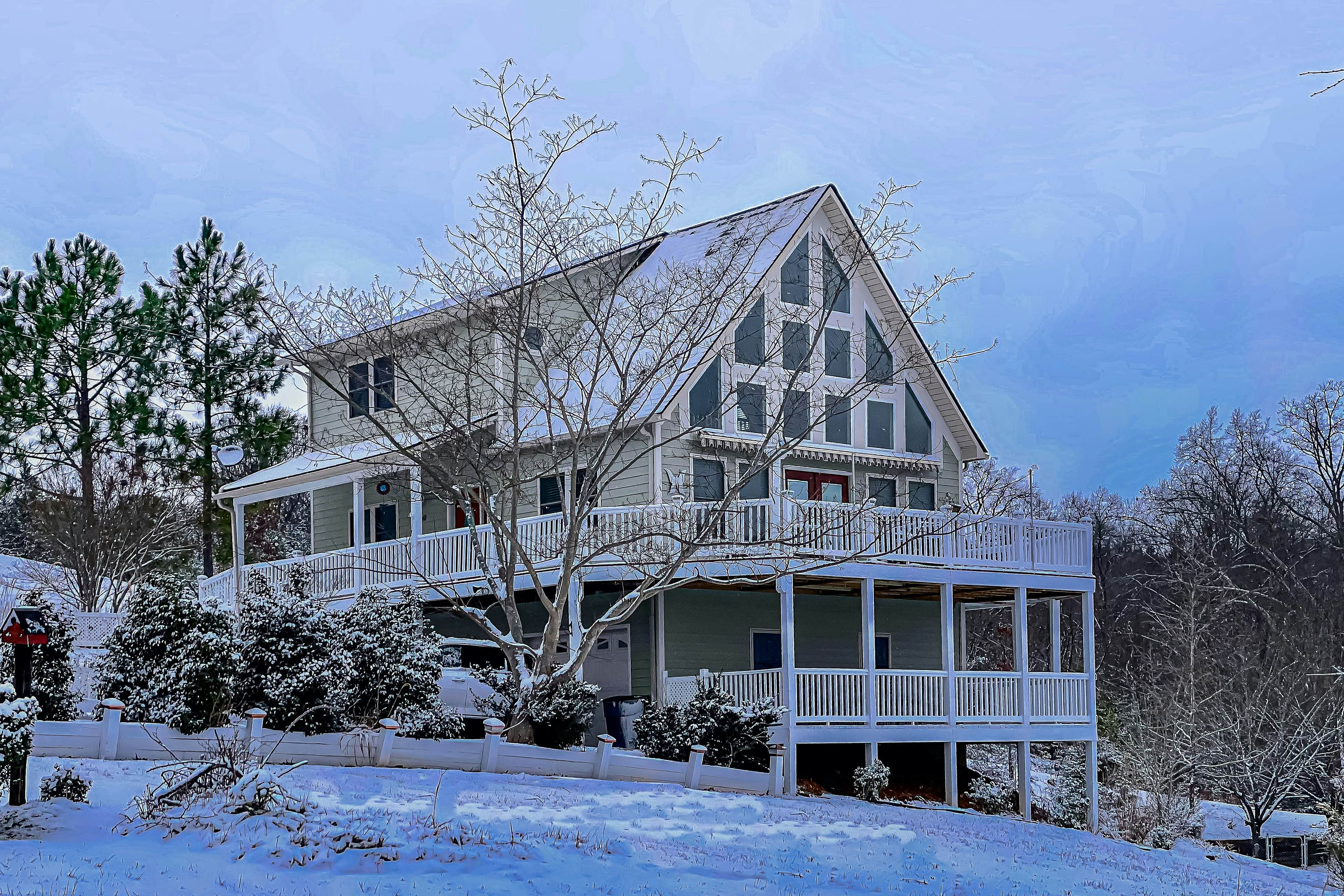 Luxury Lakefront Home・Hot Tub・Dock・Ping-Pong・Deck