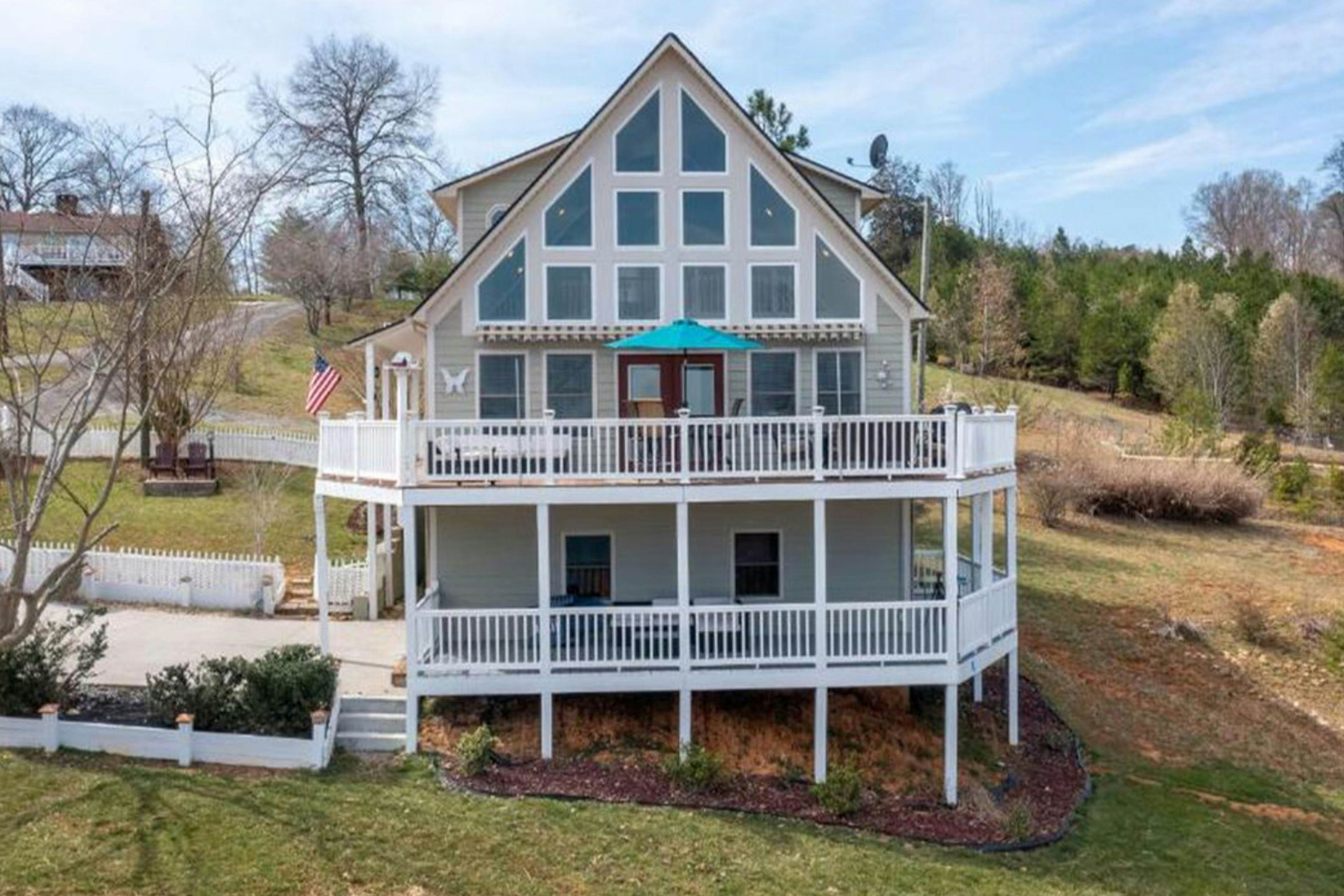 Luxury Lakefront Home・Hot Tub・Dock・Ping-Pong・Deck