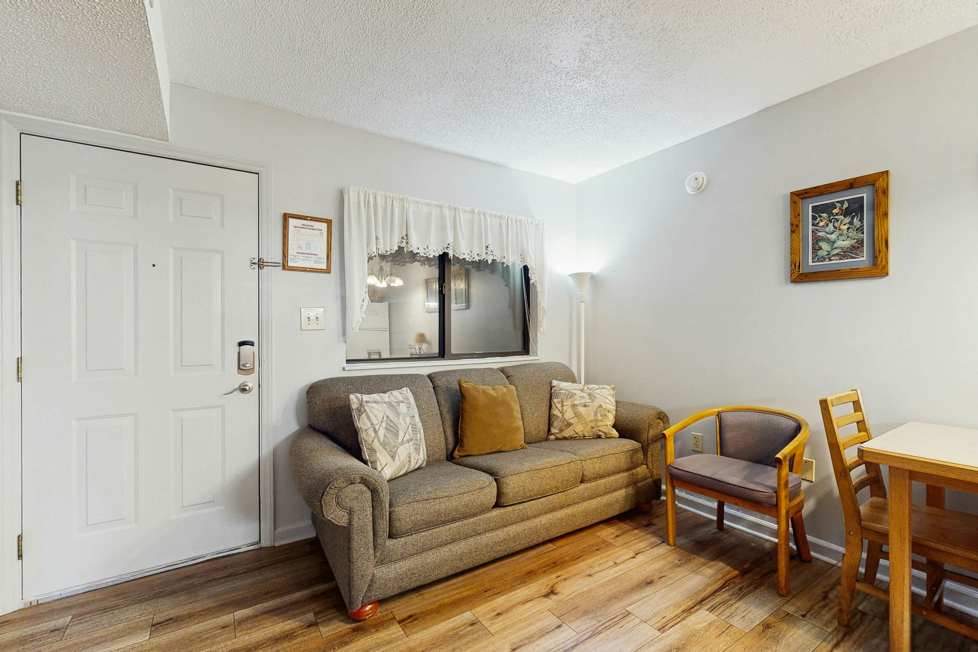 Condo w/ free attraction tickets & fireplace in the heart of downtown Gatlinburg