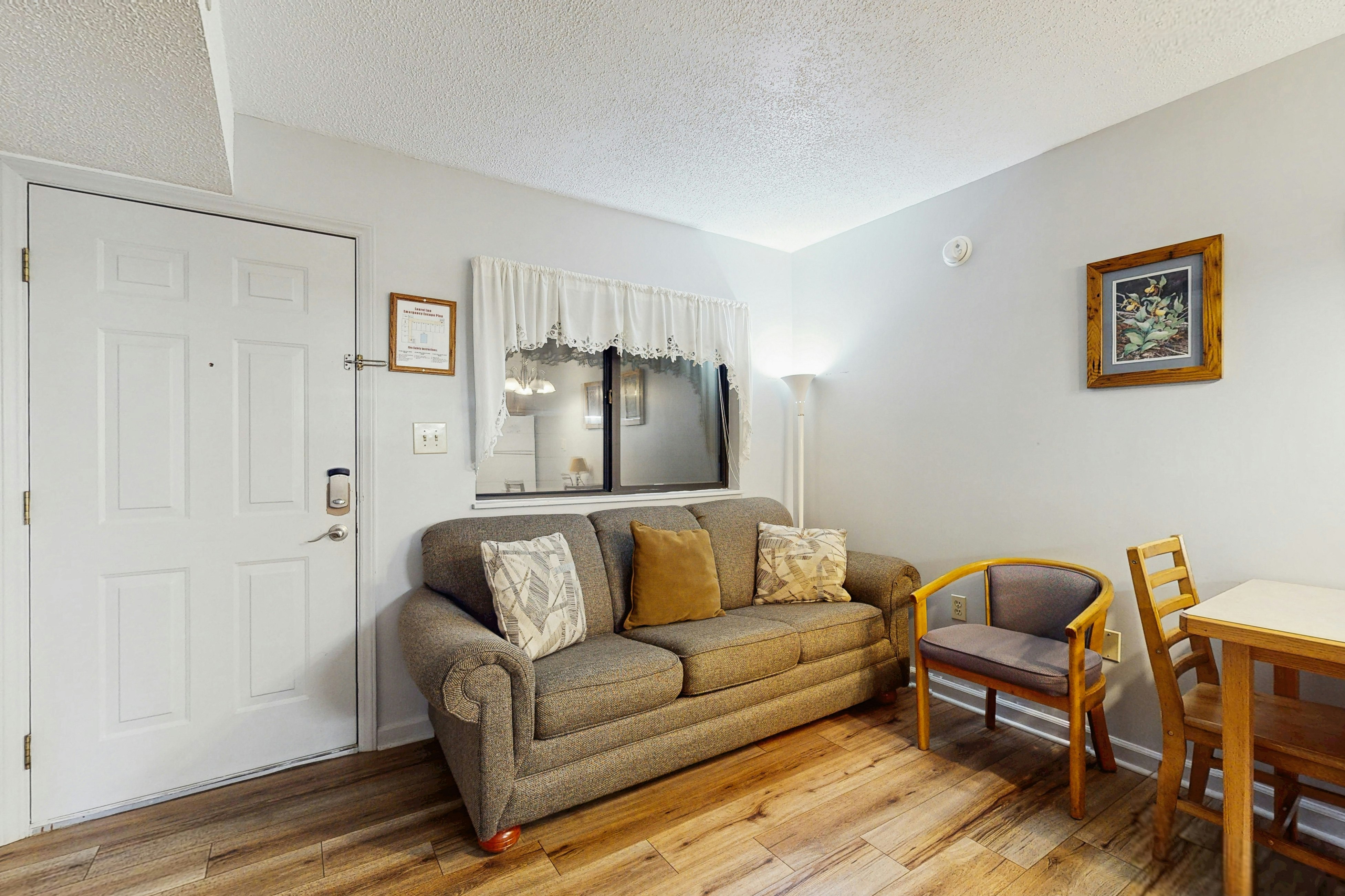 Condo w/ free attraction tickets & fireplace in the heart of downtown Gatlinburg