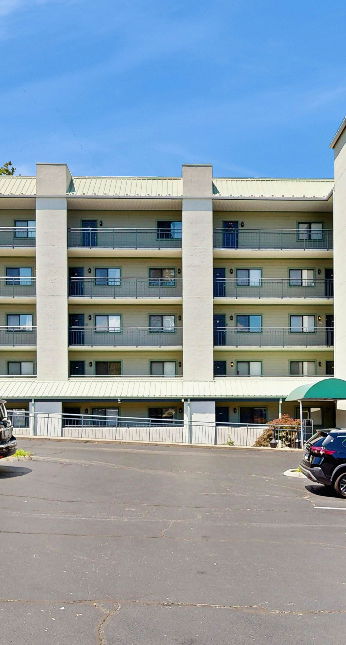 Cozy Smokies Condo Balcony, Views, Pool, Free Tickets