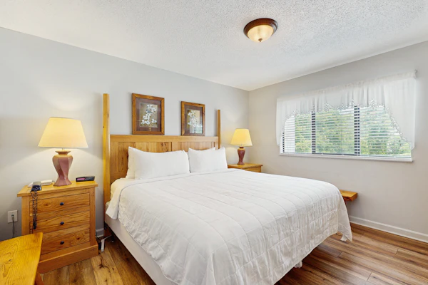 Welcome to our 1 bedroom, 1 bathroom Gatlinburg condo with a cozy mountain feel and easy comfort.
・Shared pool for a refreshing break
・Gas fireplace, Smart TV, and a dedicated workspace
・Full kitchen with dining table and in-building washer/dryer
・About 5 min drive to Ripley’s Aquarium and The Village Shops
Relax, unwind, and make this Smokies base your own.