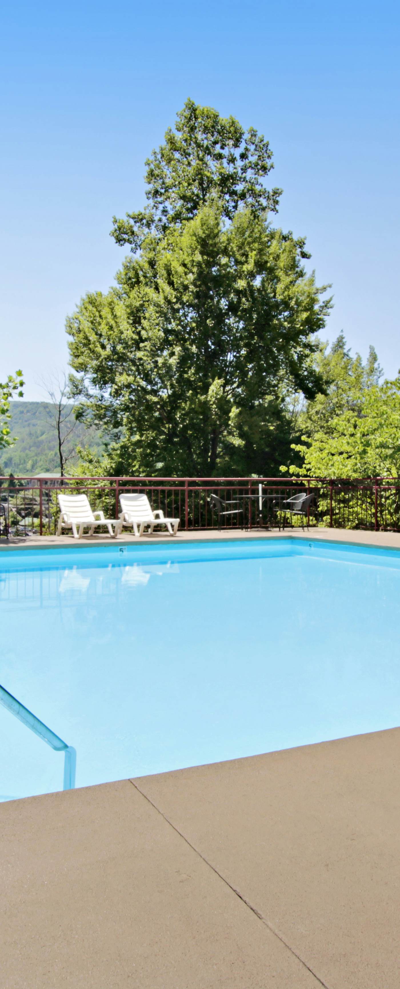 Cozy Smokies Condo Balcony, Views, Pool, Free Tickets