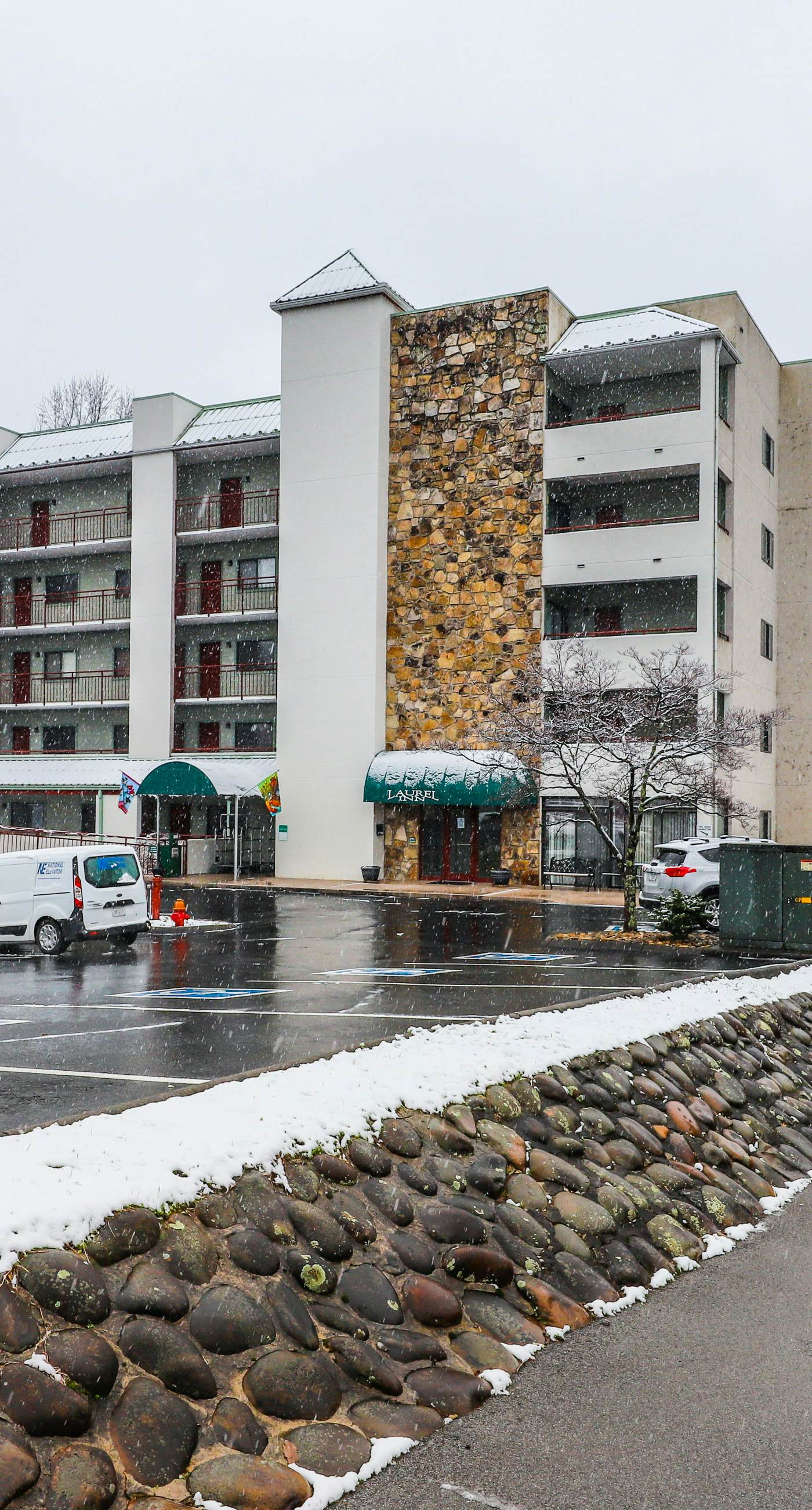 Cozy Smokies Condo Balcony, Views, Pool, Free Tickets