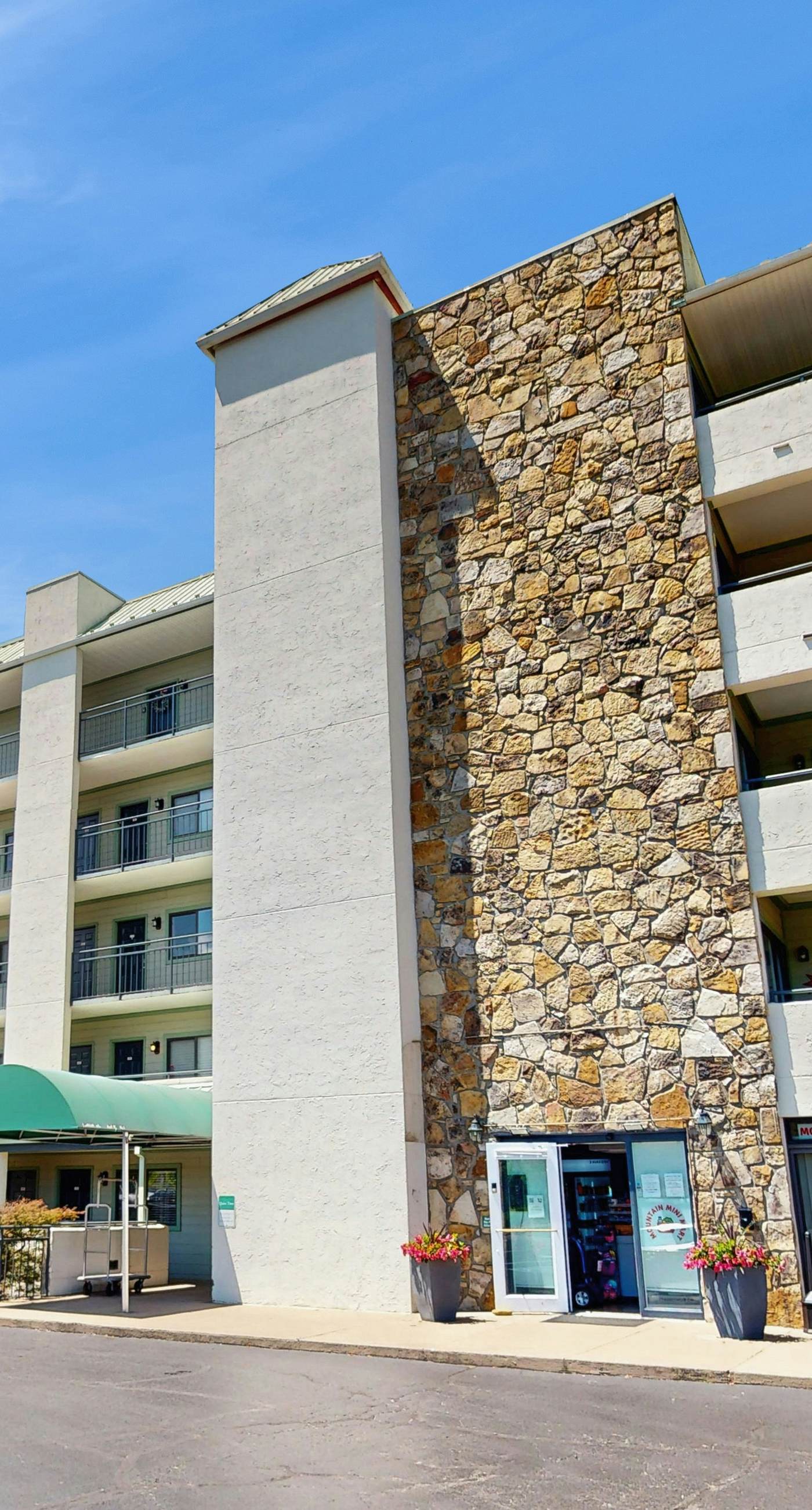 Cozy Smokies Condo Balcony, Views, Pool, Free Tickets