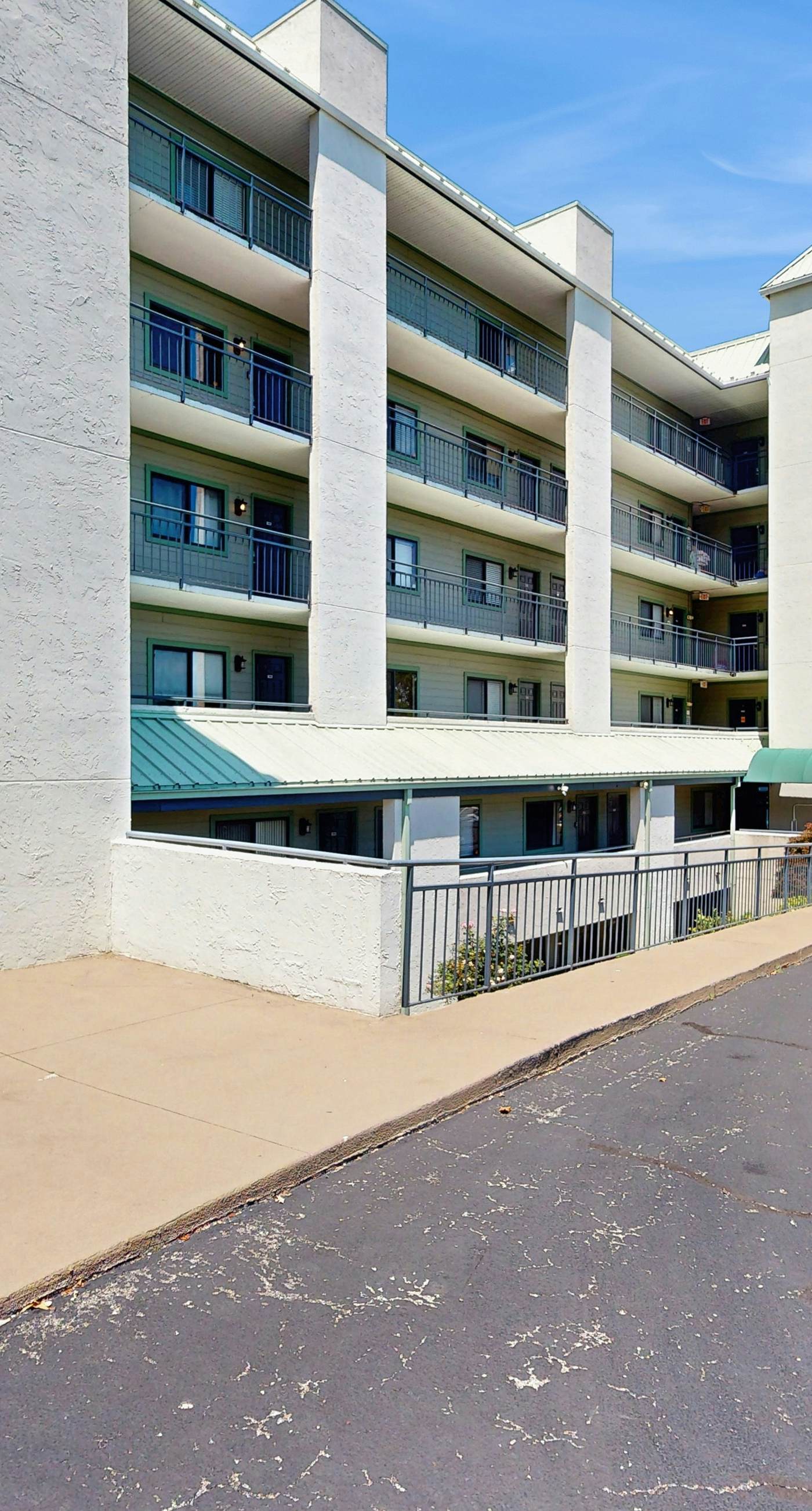 Cozy Smokies Condo Balcony, Views, Pool, Free Tickets