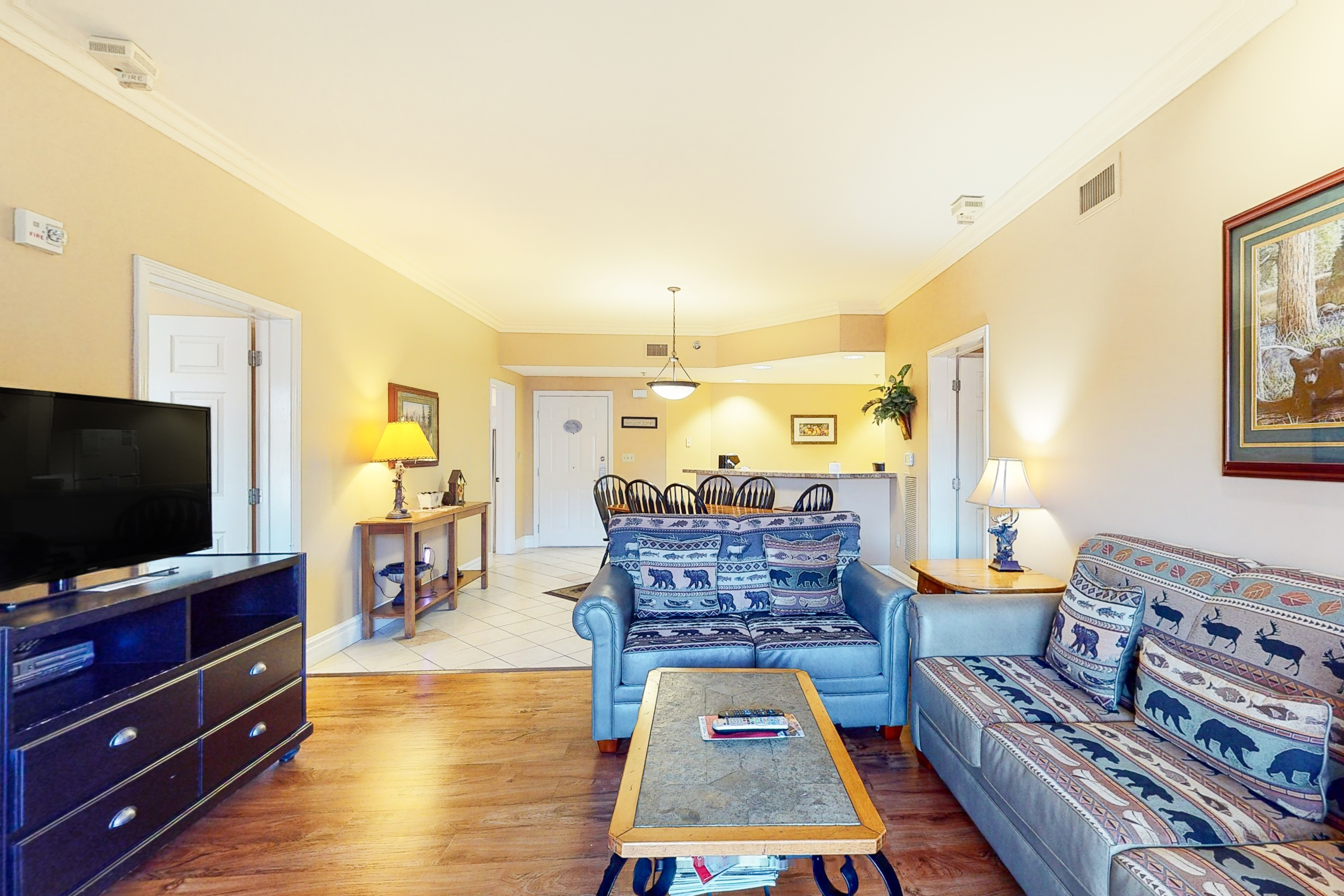 Bright Condo Near Downtown, Sleeps 6, Hot Tub, Gym