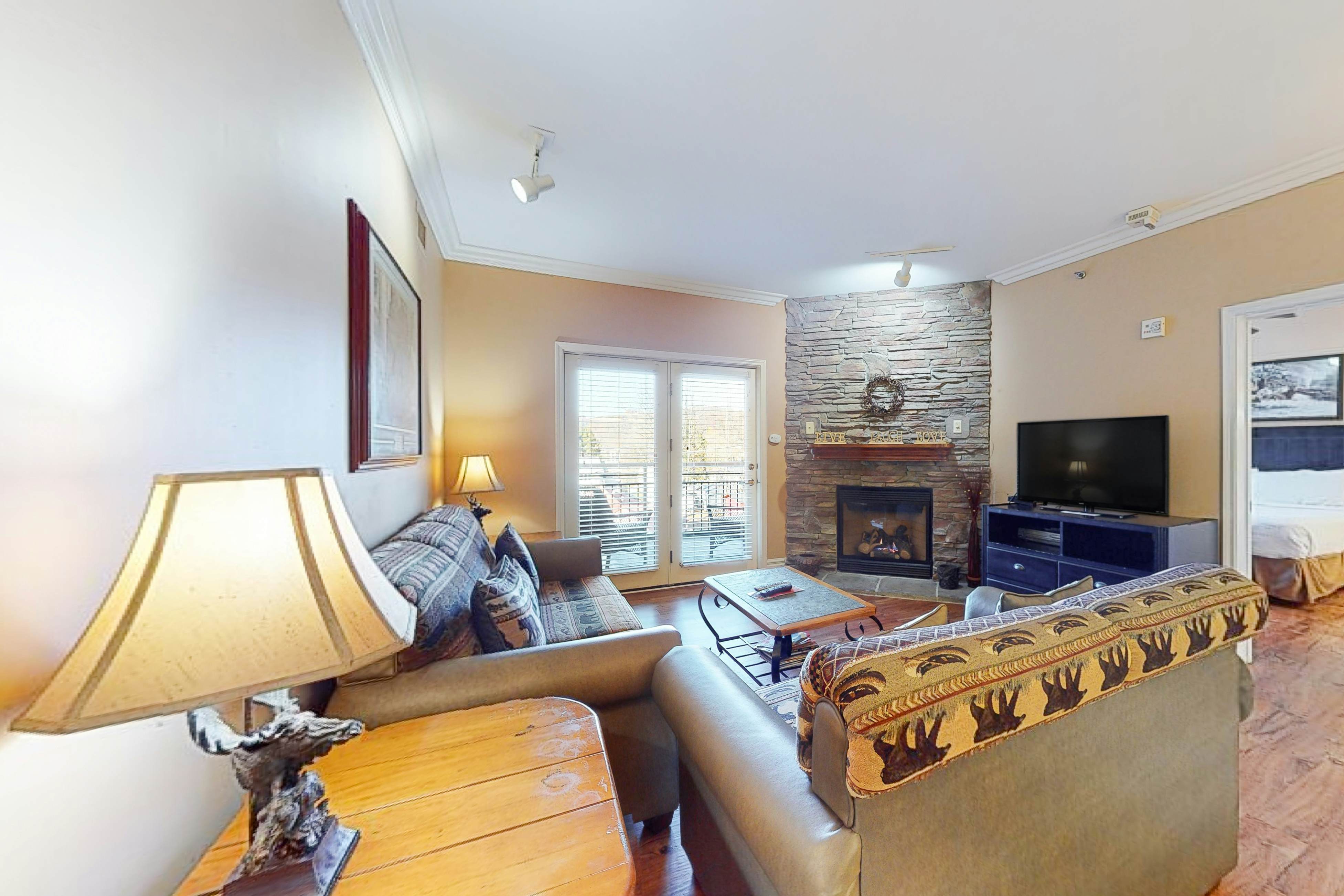 Bright Condo Near Downtown, Sleeps 6・Hot Tub・Gym