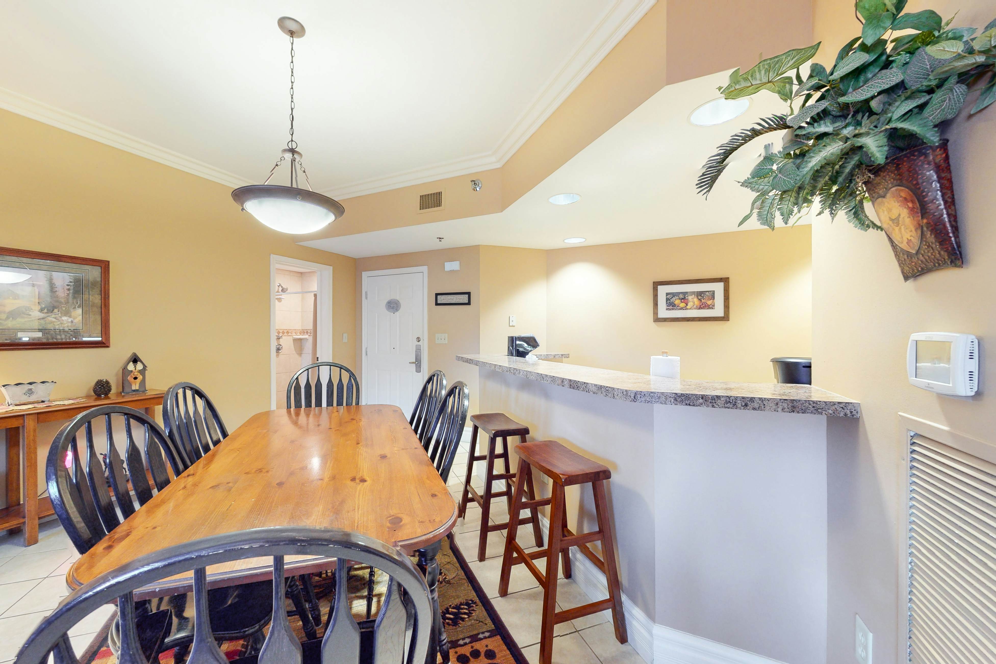 Bright Condo Near Downtown, Sleeps 6・Hot Tub・Gym