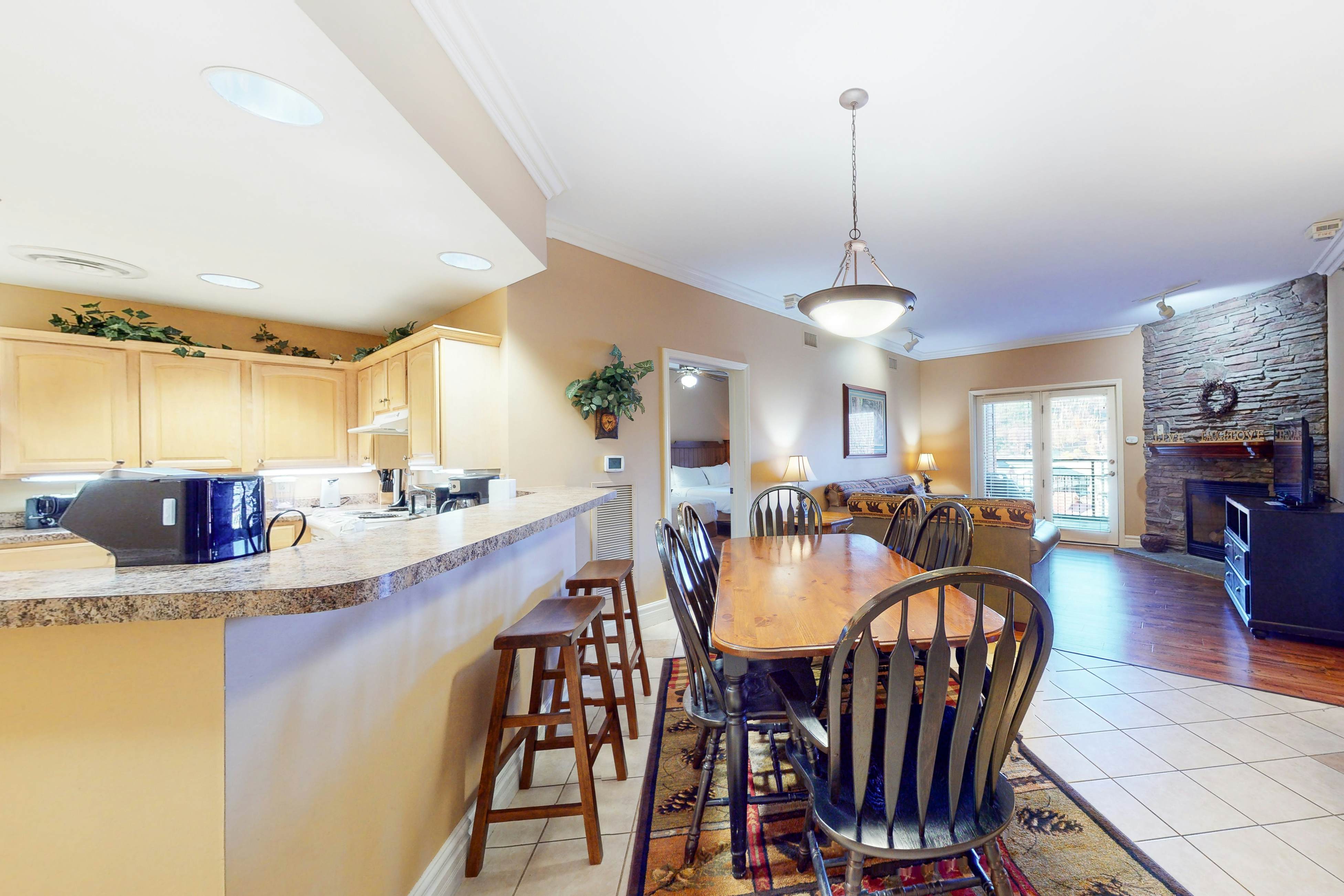 Bright Condo Near Downtown, Sleeps 6・Hot Tub・Gym