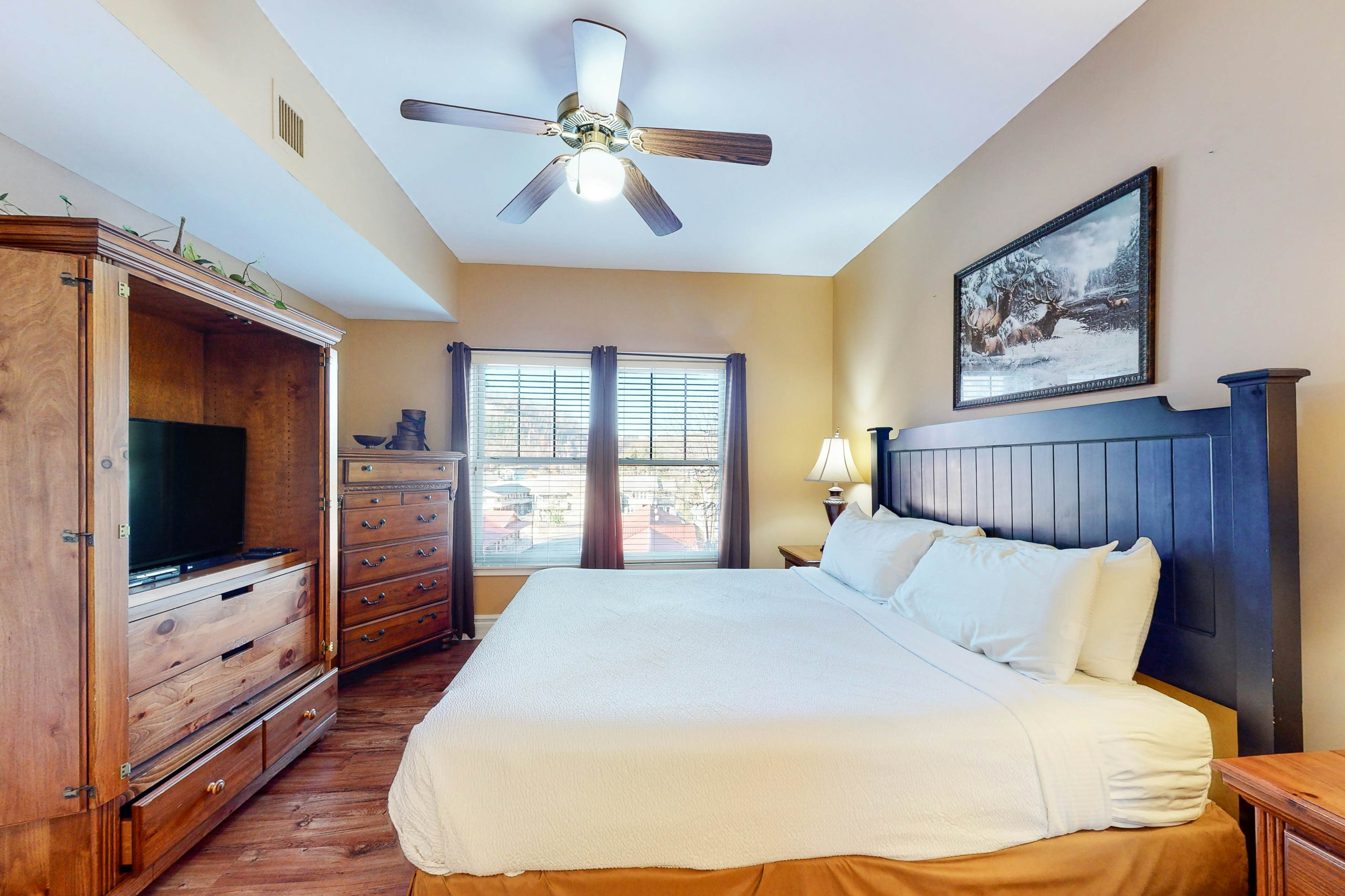 Bright Condo Near Downtown, Sleeps 6・Hot Tub・Gym