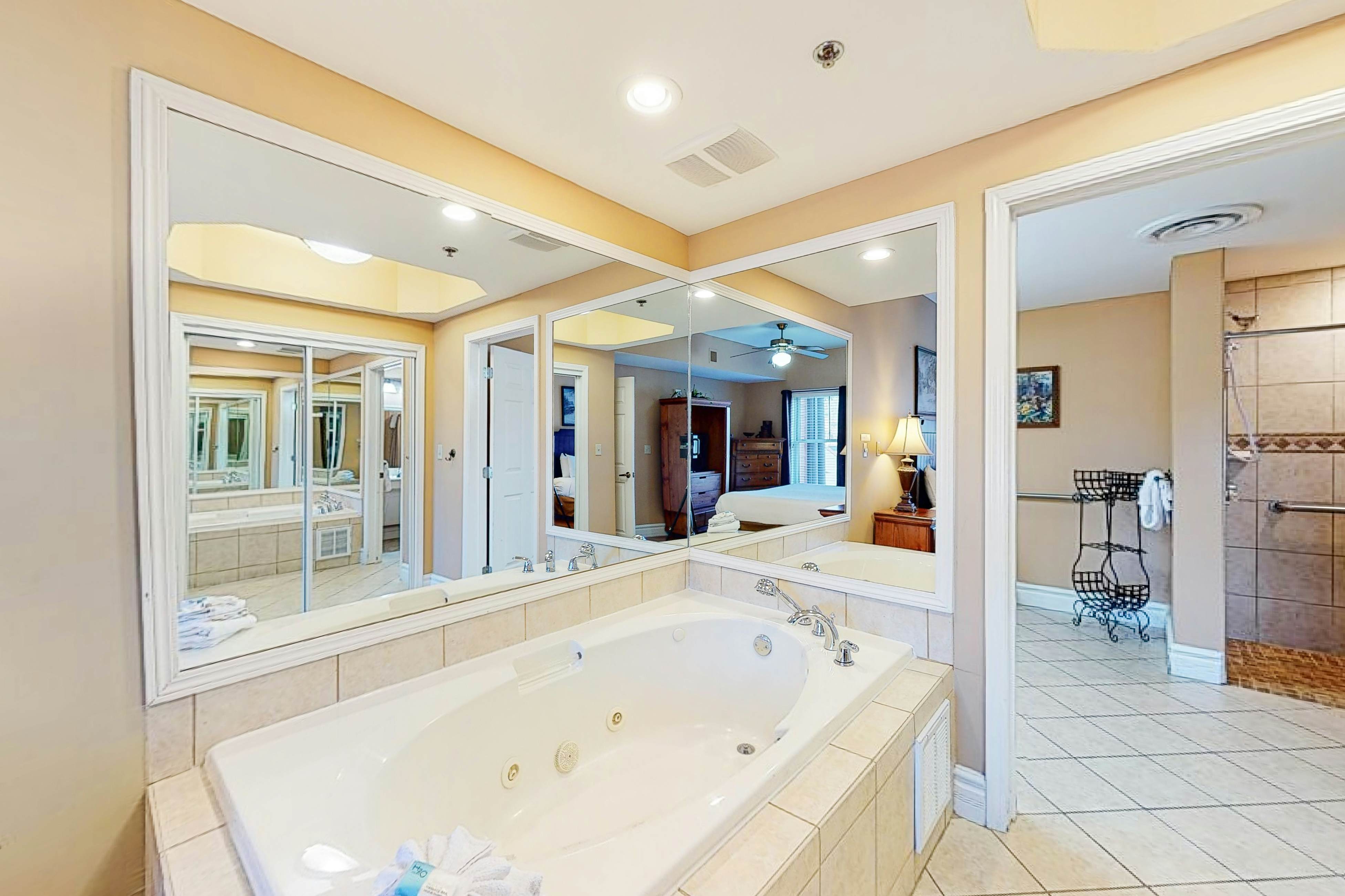 Bright Condo Near Downtown, Sleeps 6・Hot Tub・Gym