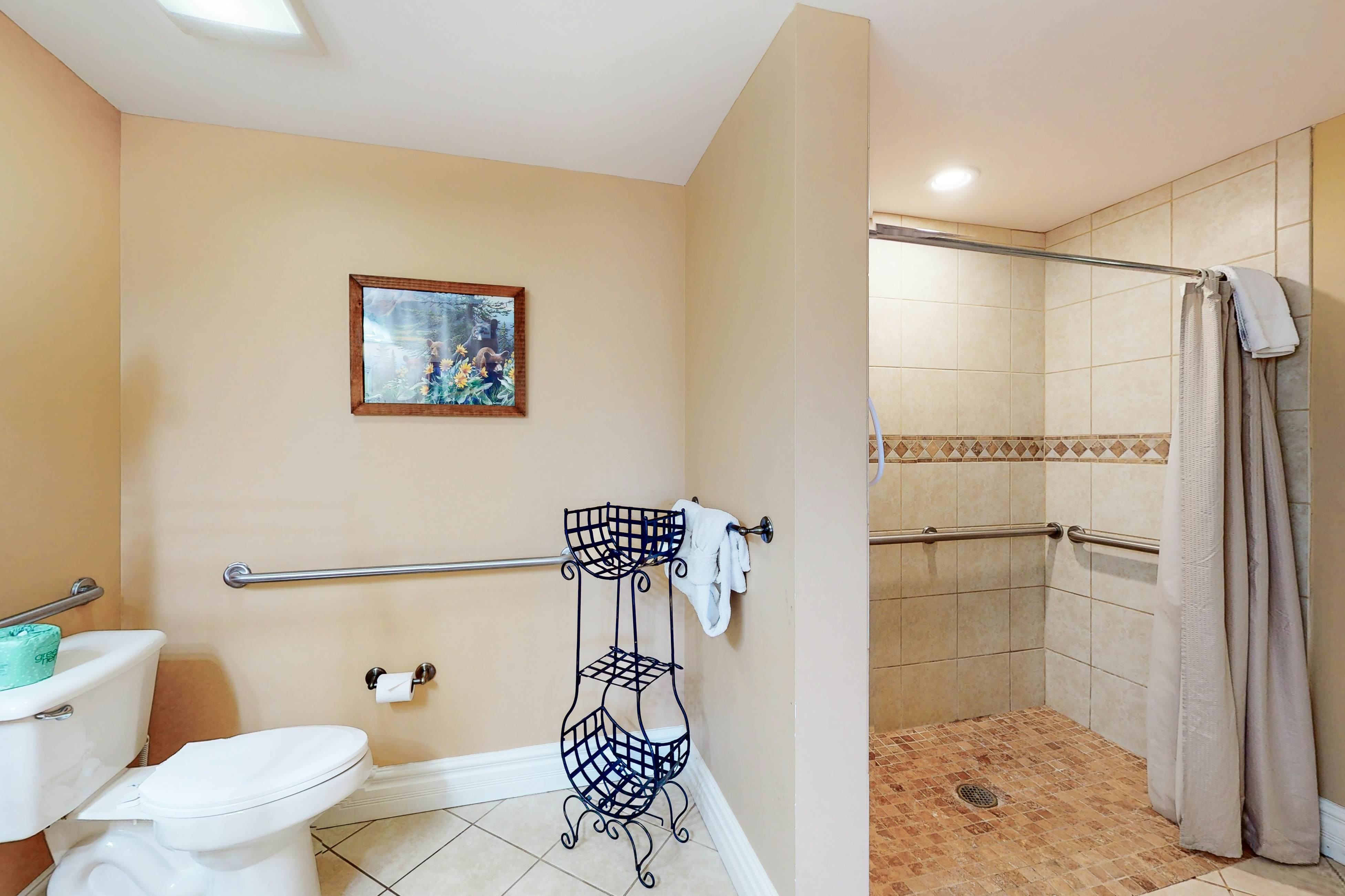 Bright Condo Near Downtown, Sleeps 6・Hot Tub・Gym