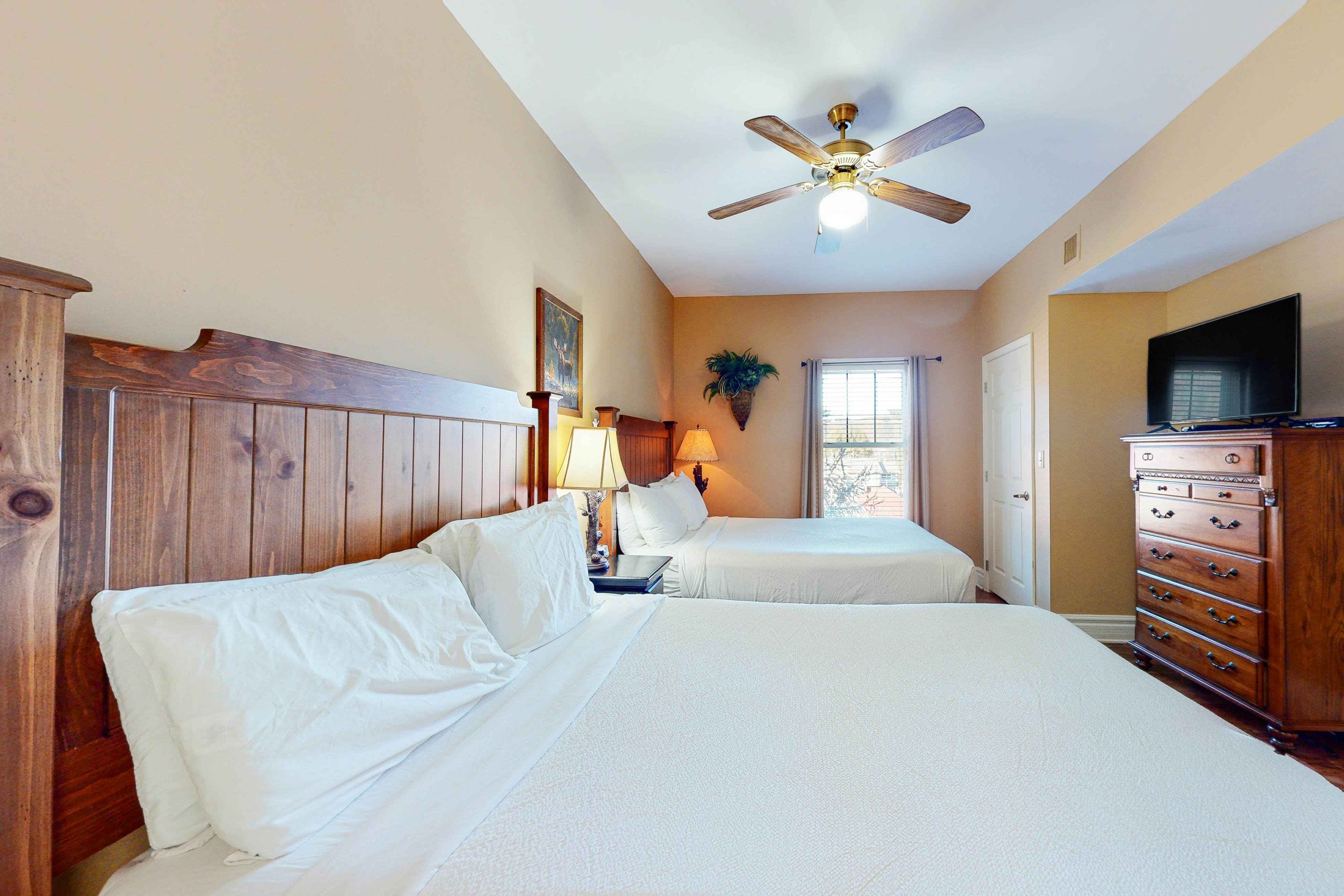 Bright Condo Near Downtown, Sleeps 6・Hot Tub・Gym