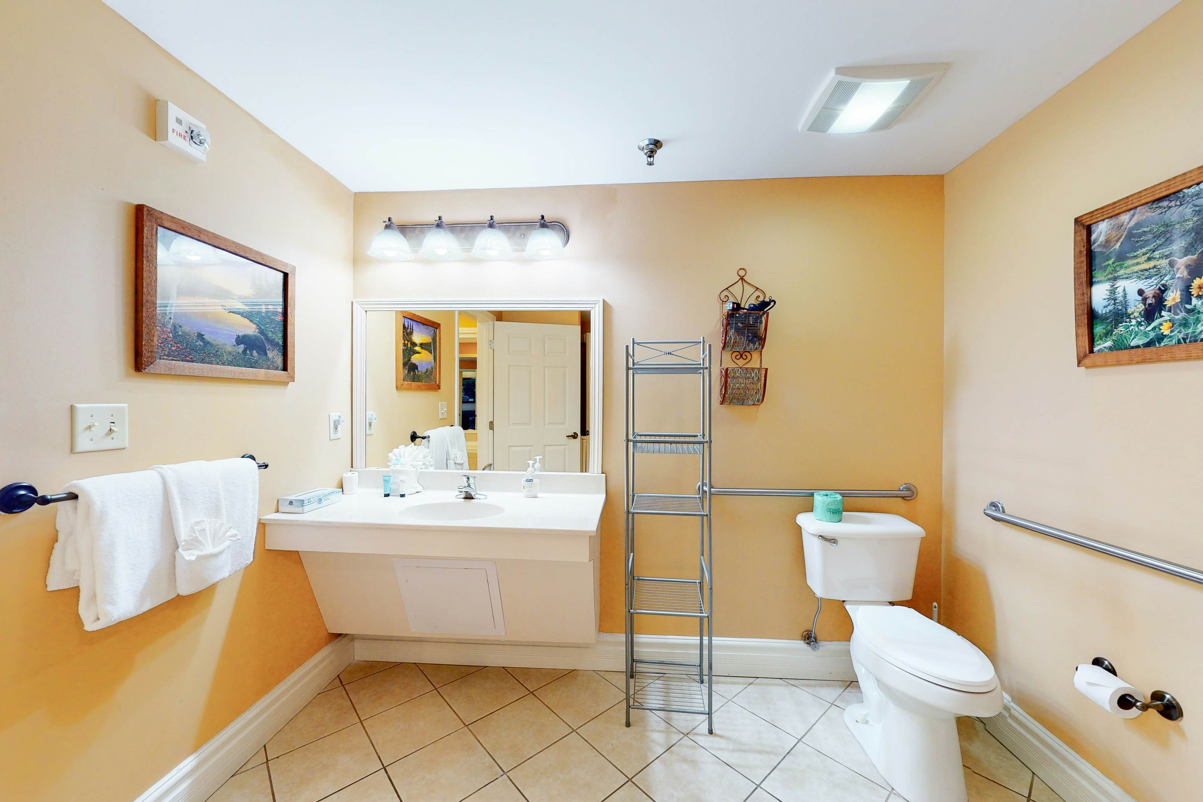 Bright Condo Near Downtown, Sleeps 6・Hot Tub・Gym