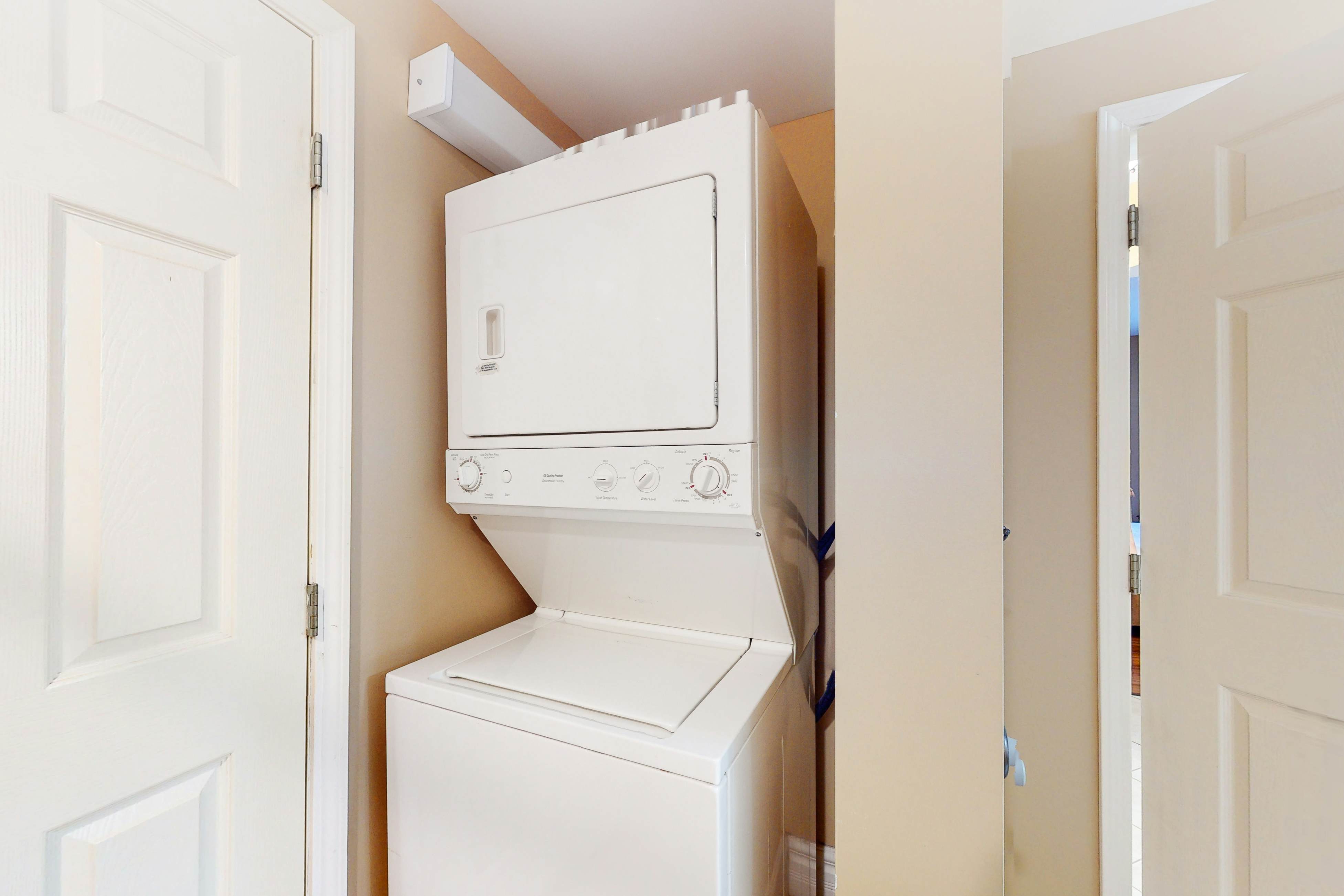 Bright Condo Near Downtown, Sleeps 6・Hot Tub・Gym