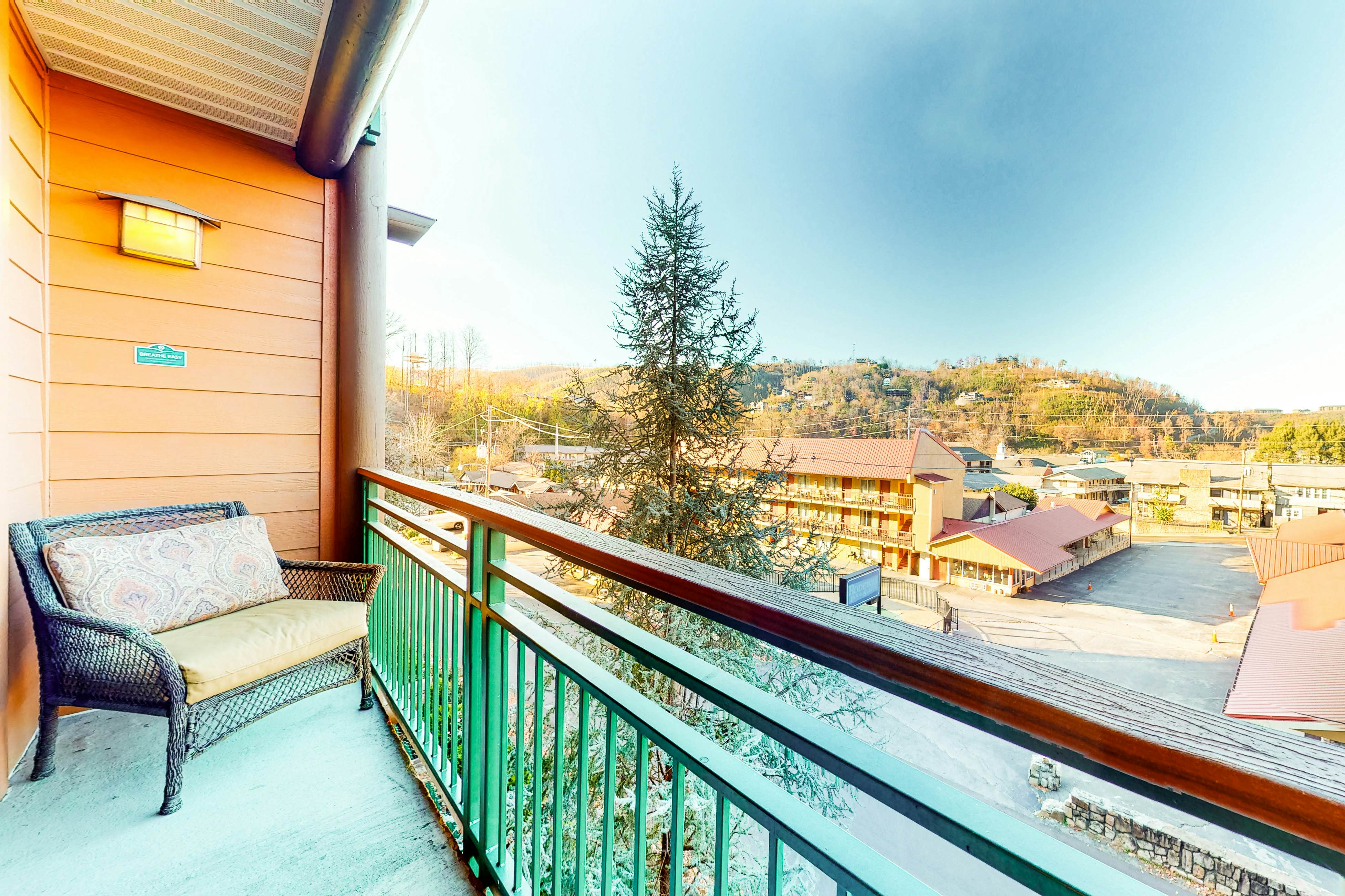 Bright Condo Near Downtown, Sleeps 6・Hot Tub・Gym