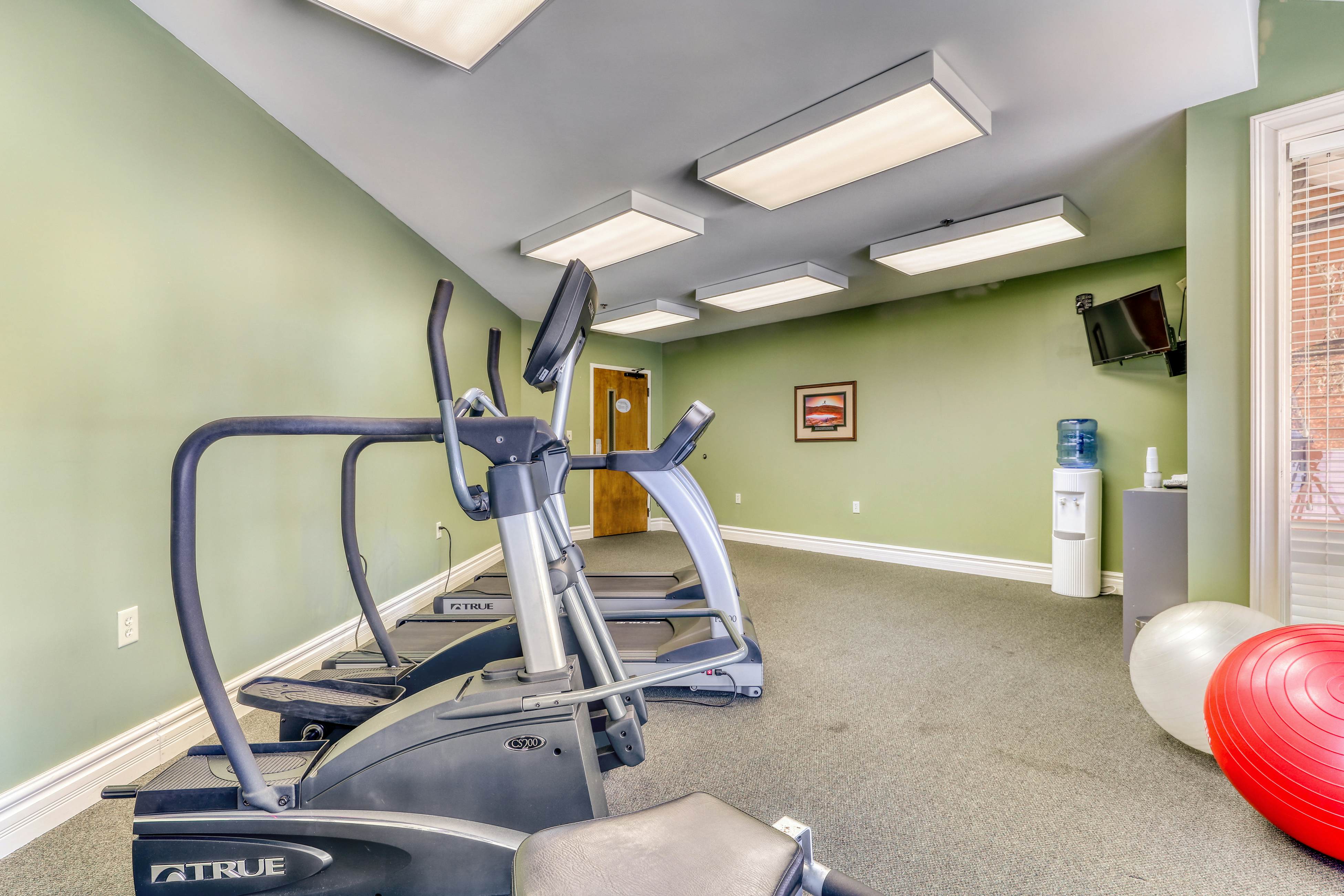 Bright Condo Near Downtown, Sleeps 6・Hot Tub・Gym