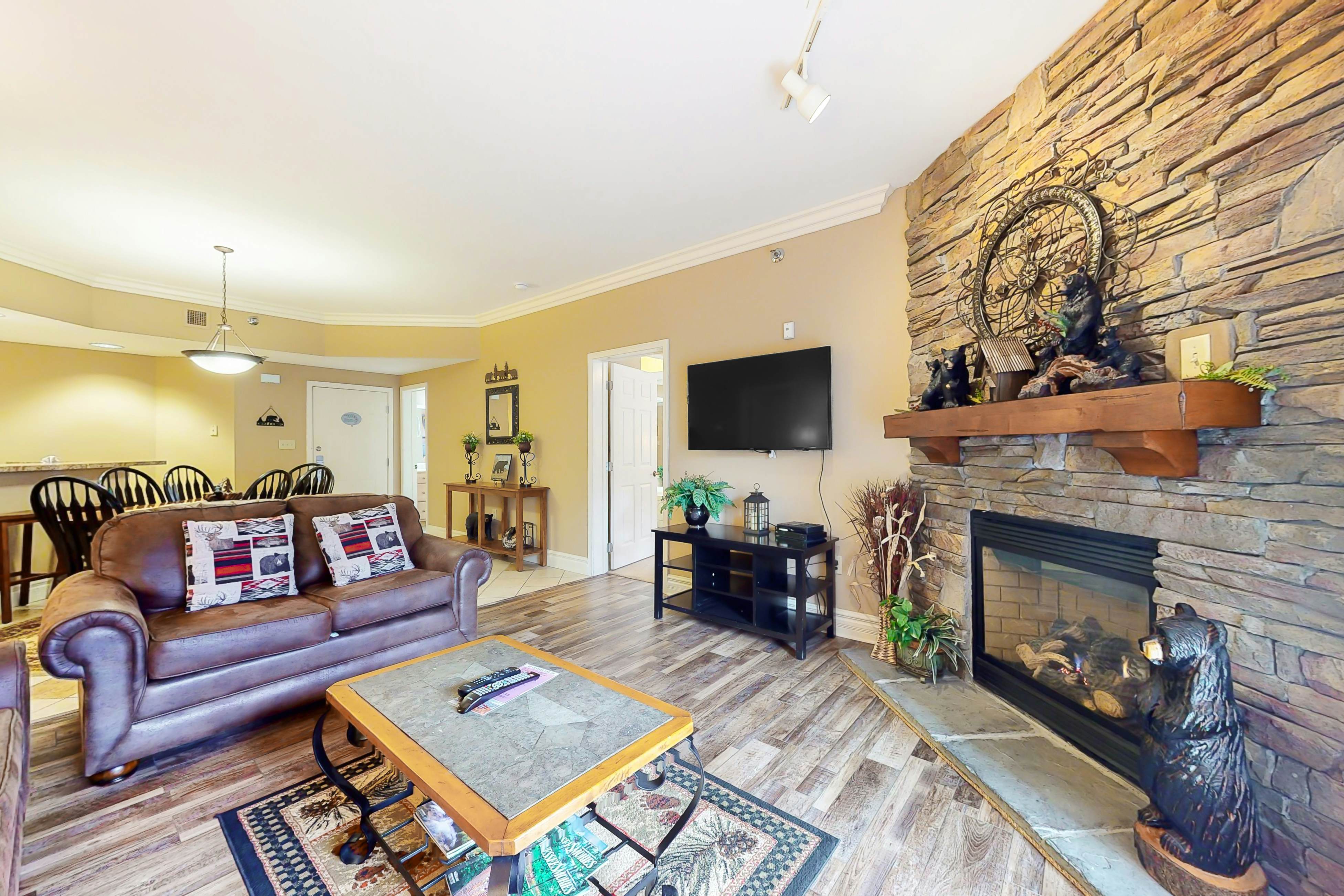 Lovely Condo W Fireplace, Sleeps 6・Gym・Hot Tub