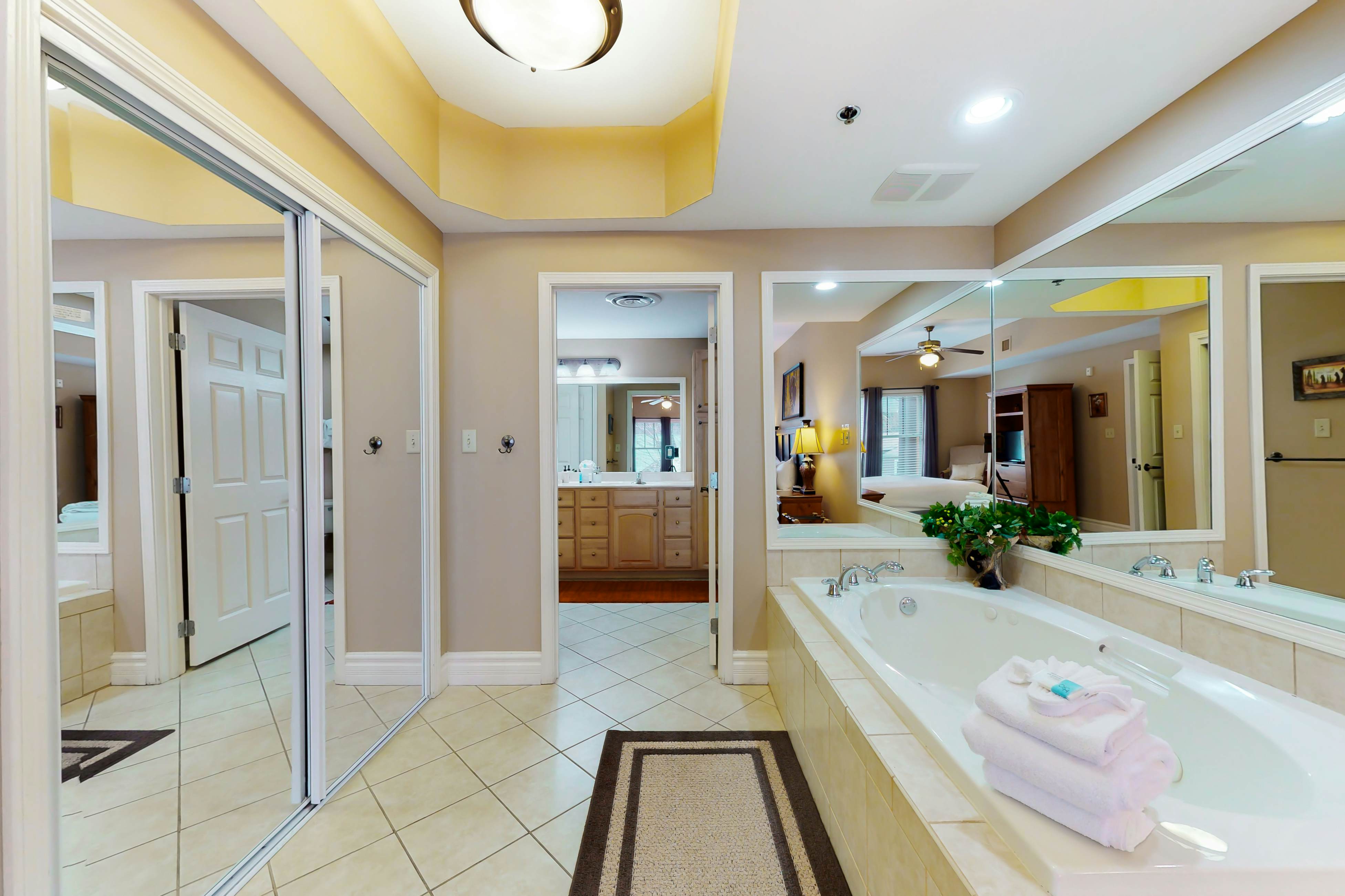 Lovely Condo W Fireplace, Sleeps 6・Gym・Hot Tub