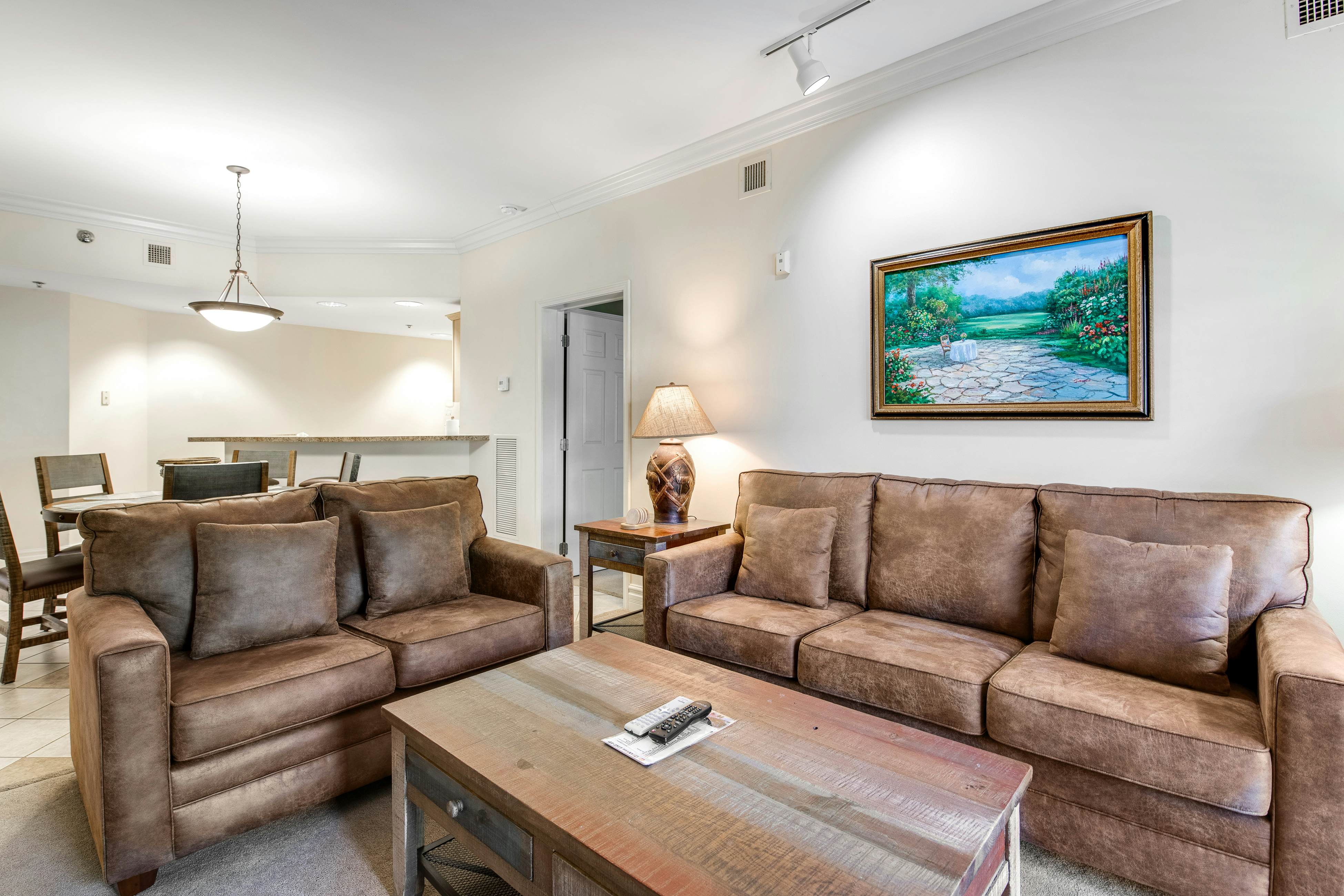 Cozy Downtown Condo, Sleeps 6・Balcony・Jetted tub