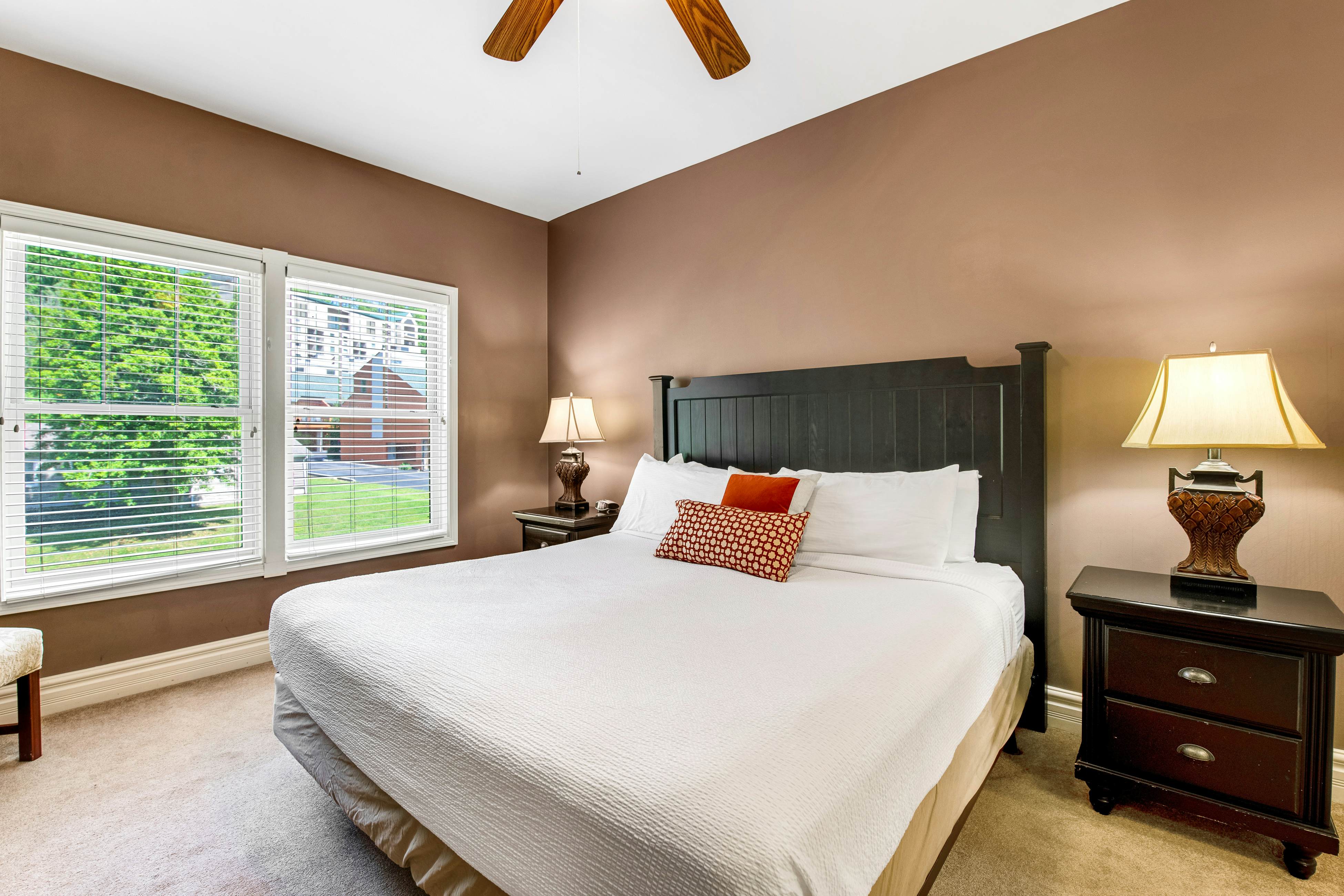 Cozy Downtown Condo, Sleeps 6・Balcony・Jetted tub