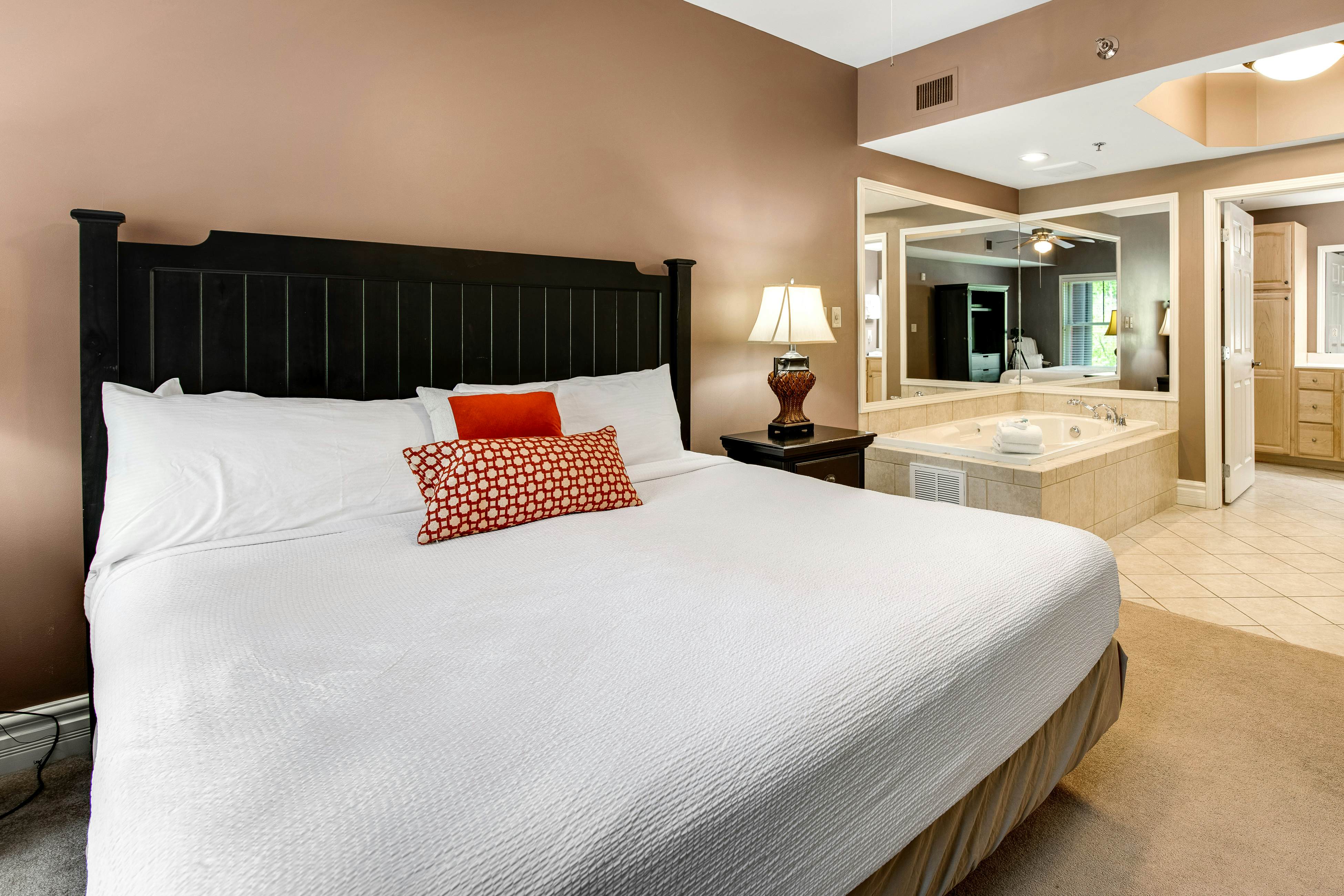 Cozy Downtown Condo, Sleeps 6・Balcony・Jetted tub