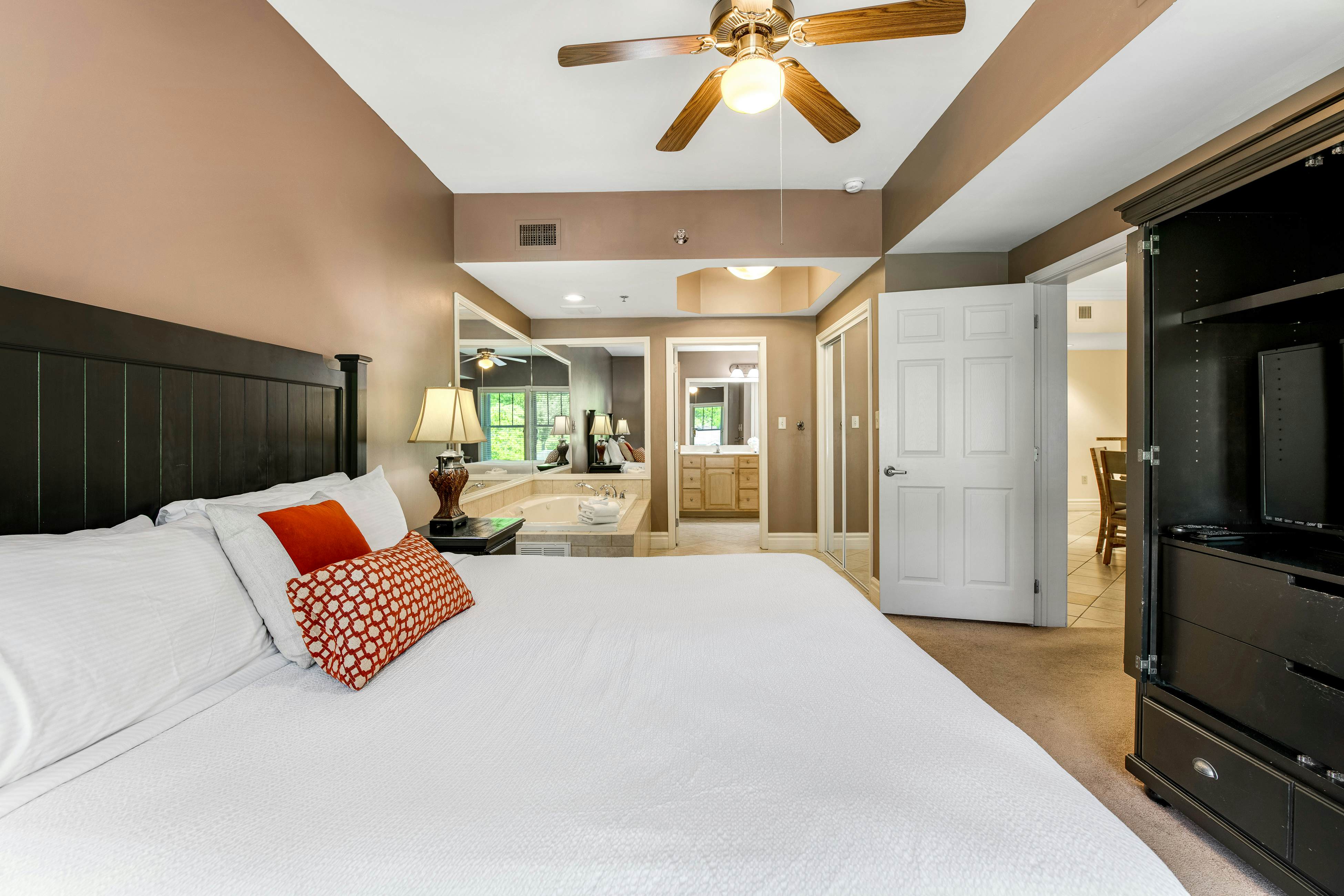 Cozy Downtown Condo, Sleeps 6・Balcony・Jetted tub