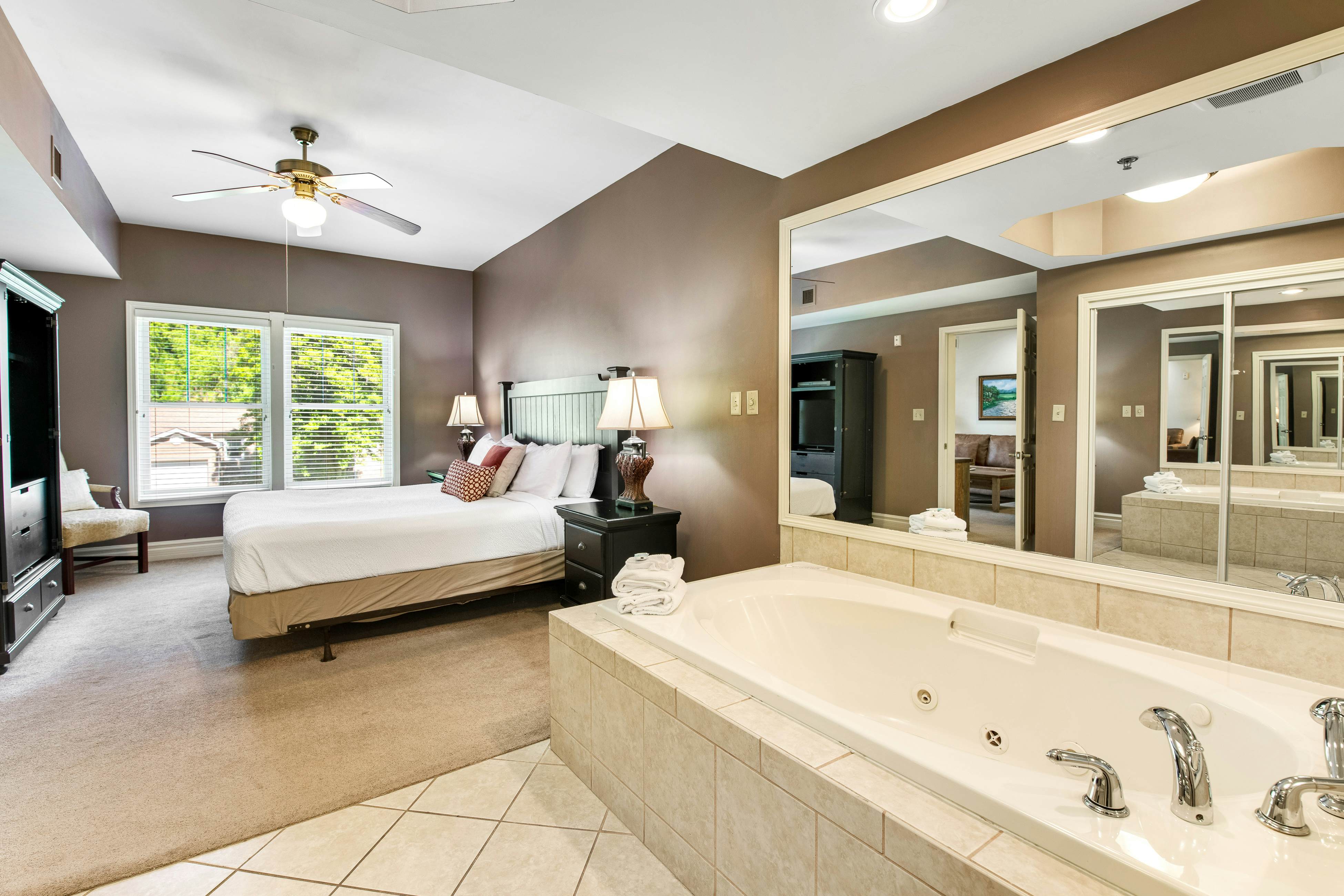 Cozy Downtown Condo, Sleeps 6・Balcony・Jetted tub