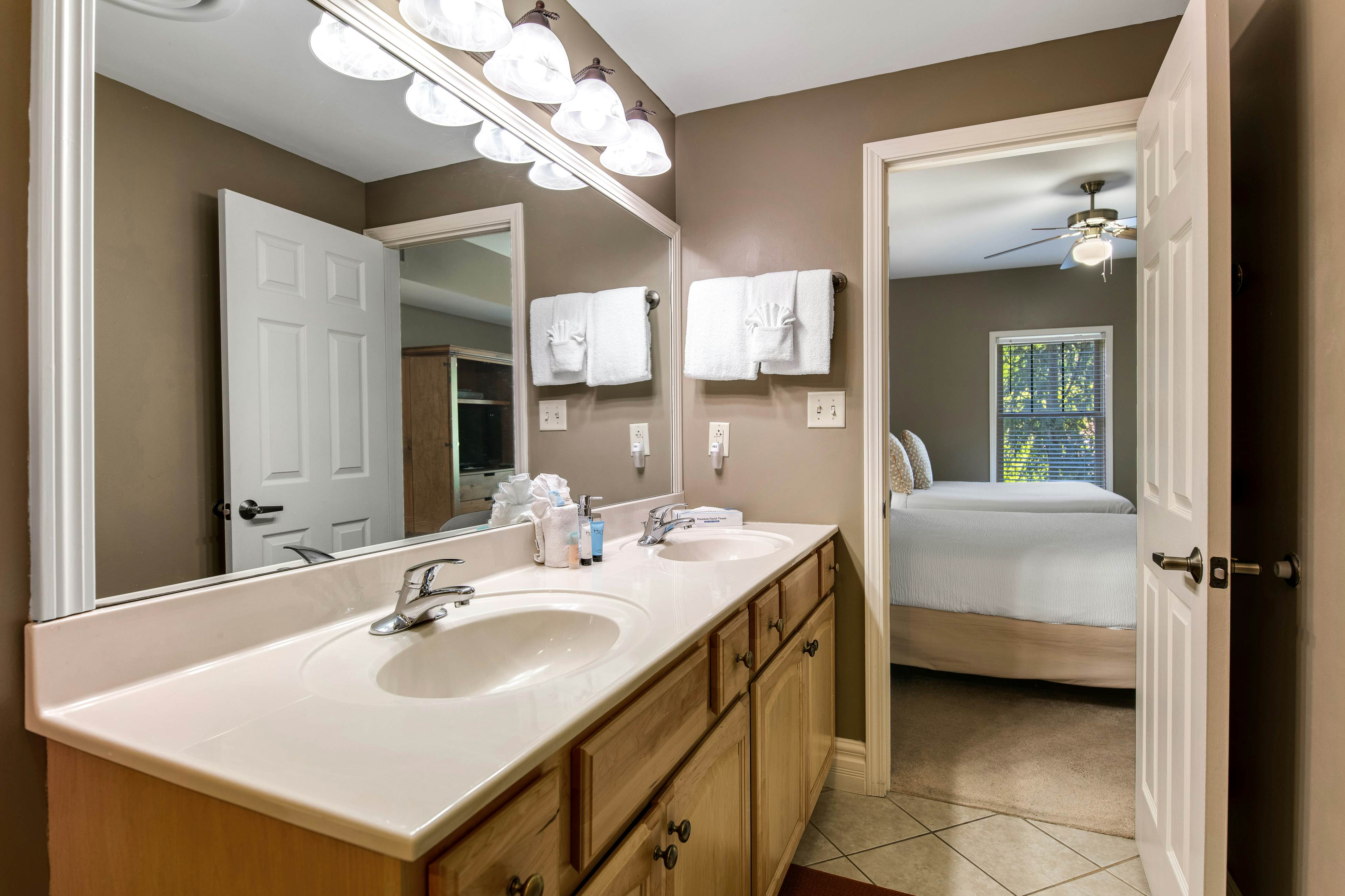 Cozy Downtown Condo, Sleeps 6・Balcony・Jetted tub