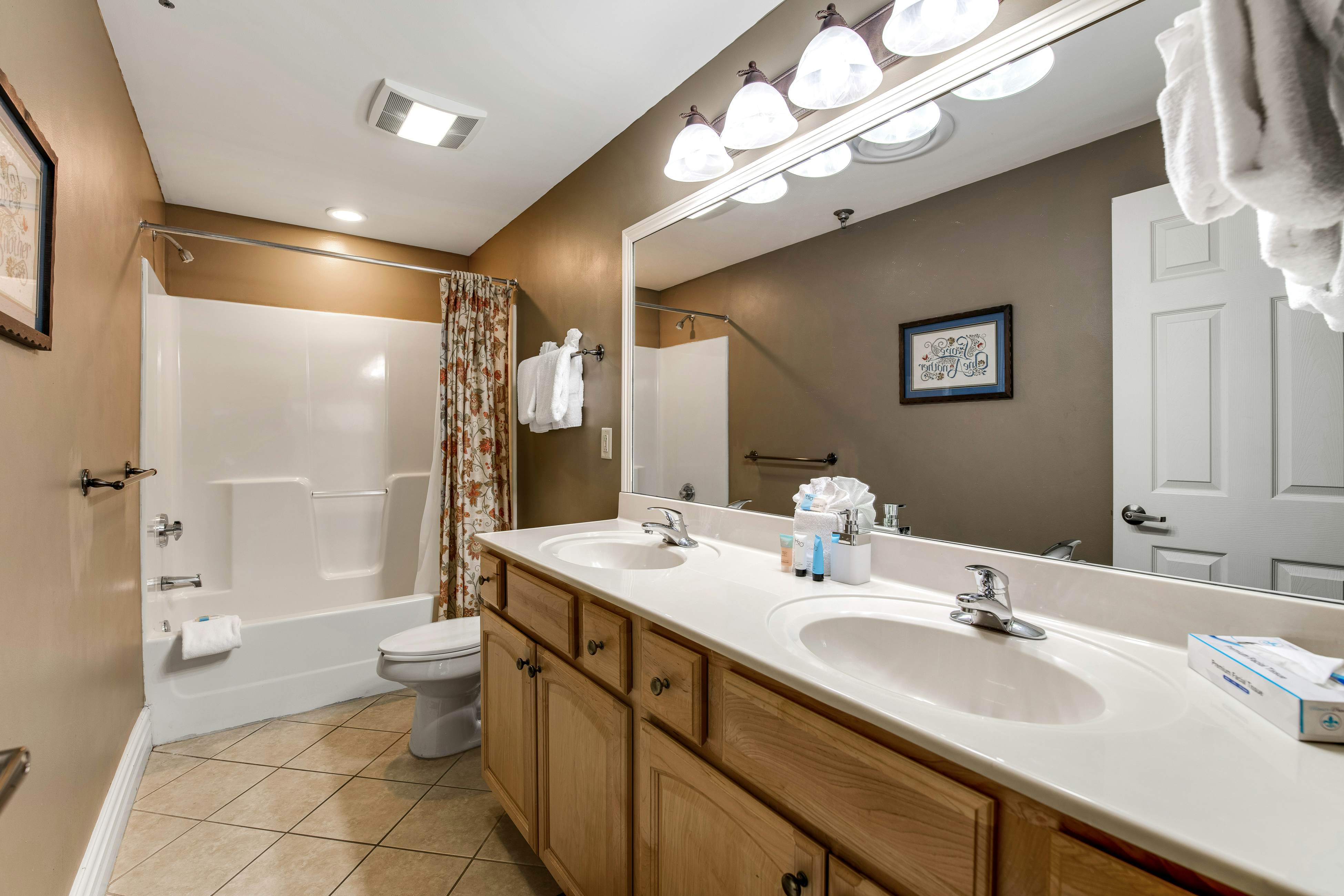 Cozy Downtown Condo, Sleeps 6・Balcony・Jetted tub