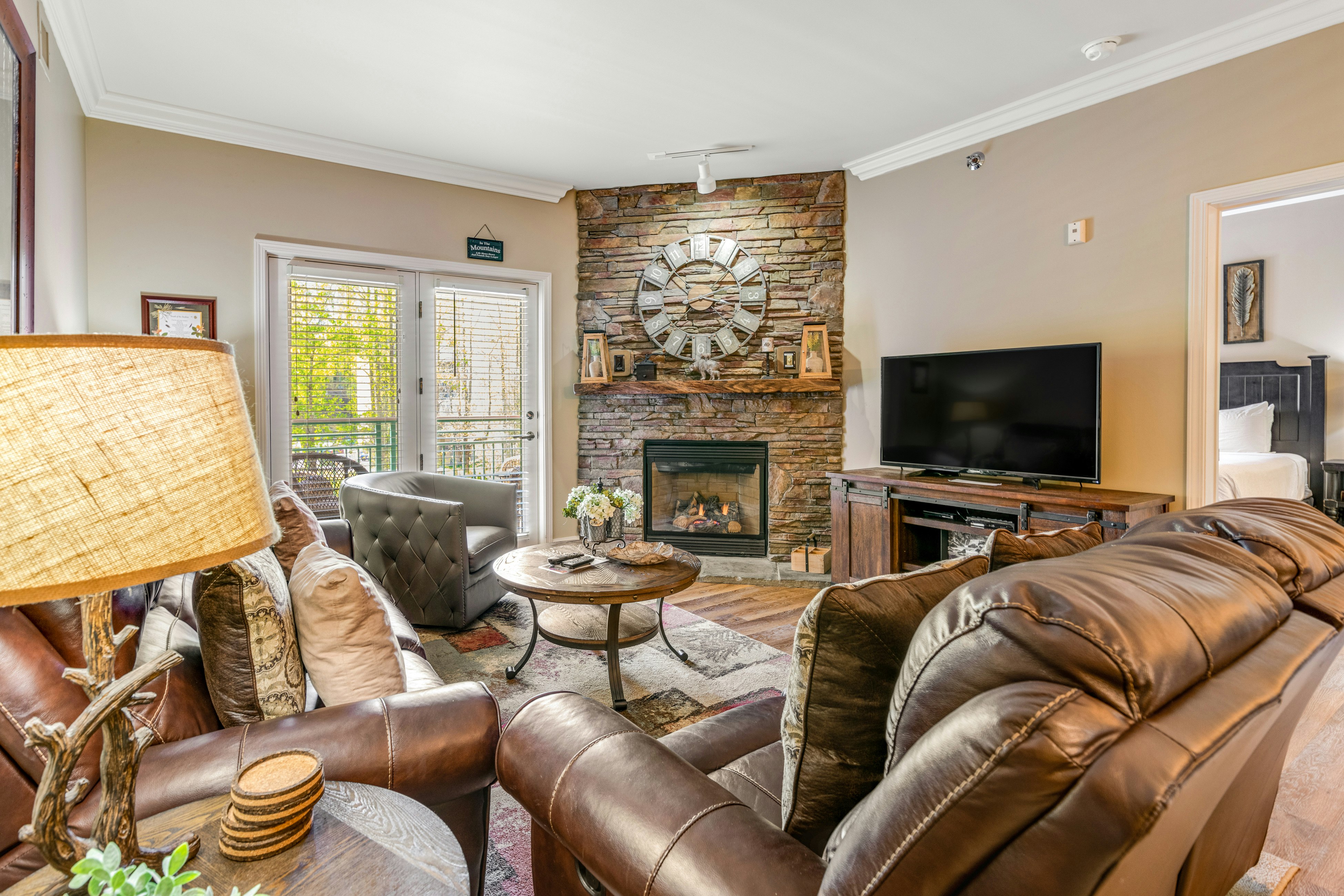 Cozy Condo, Sleeps 6・Jetted Tub・Gym・Near Downtown