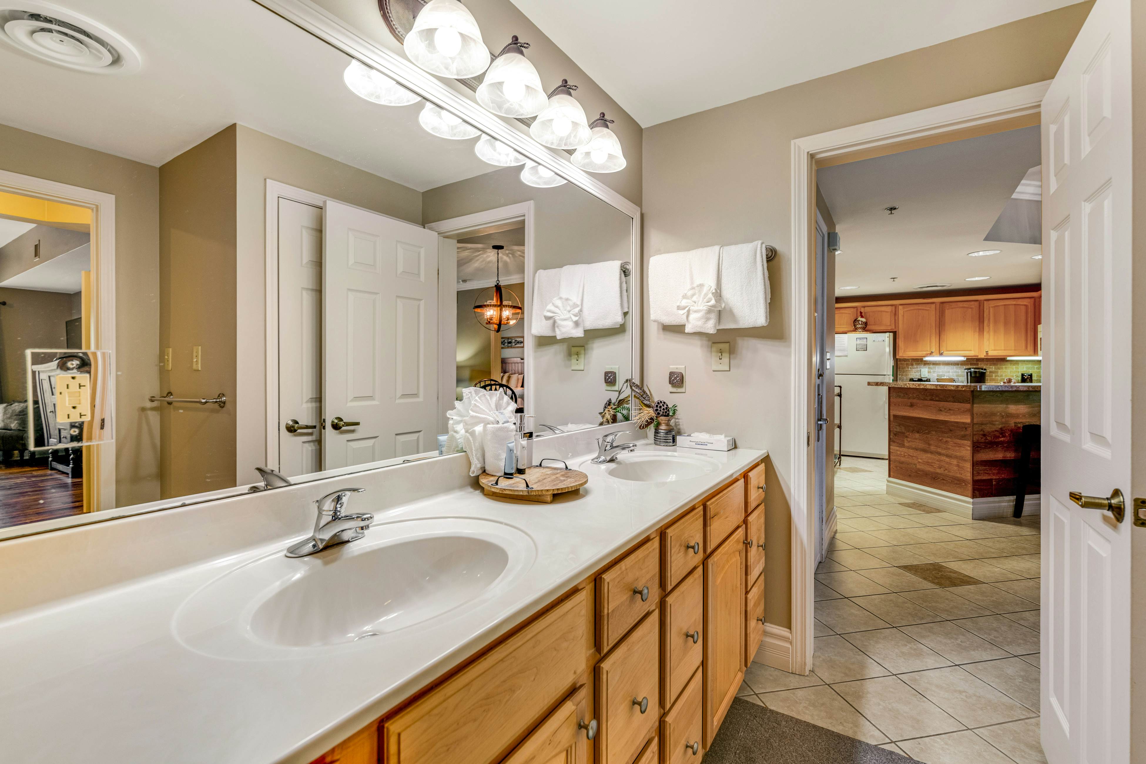 Gorgeous Condo, Sleeps 6・Jetted Tub・Near Downtown