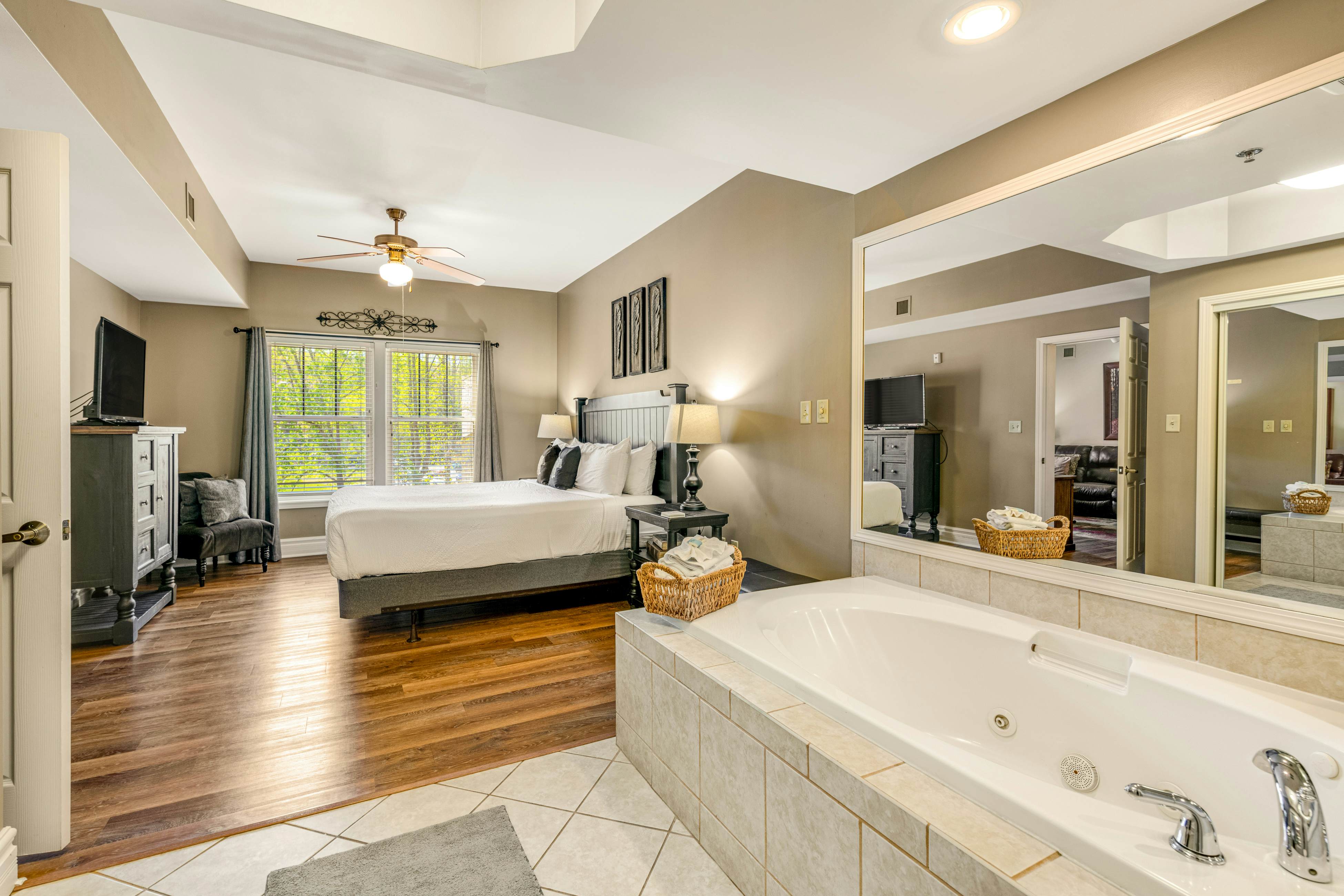 Gorgeous Condo, Sleeps 6・Jetted Tub・Near Downtown