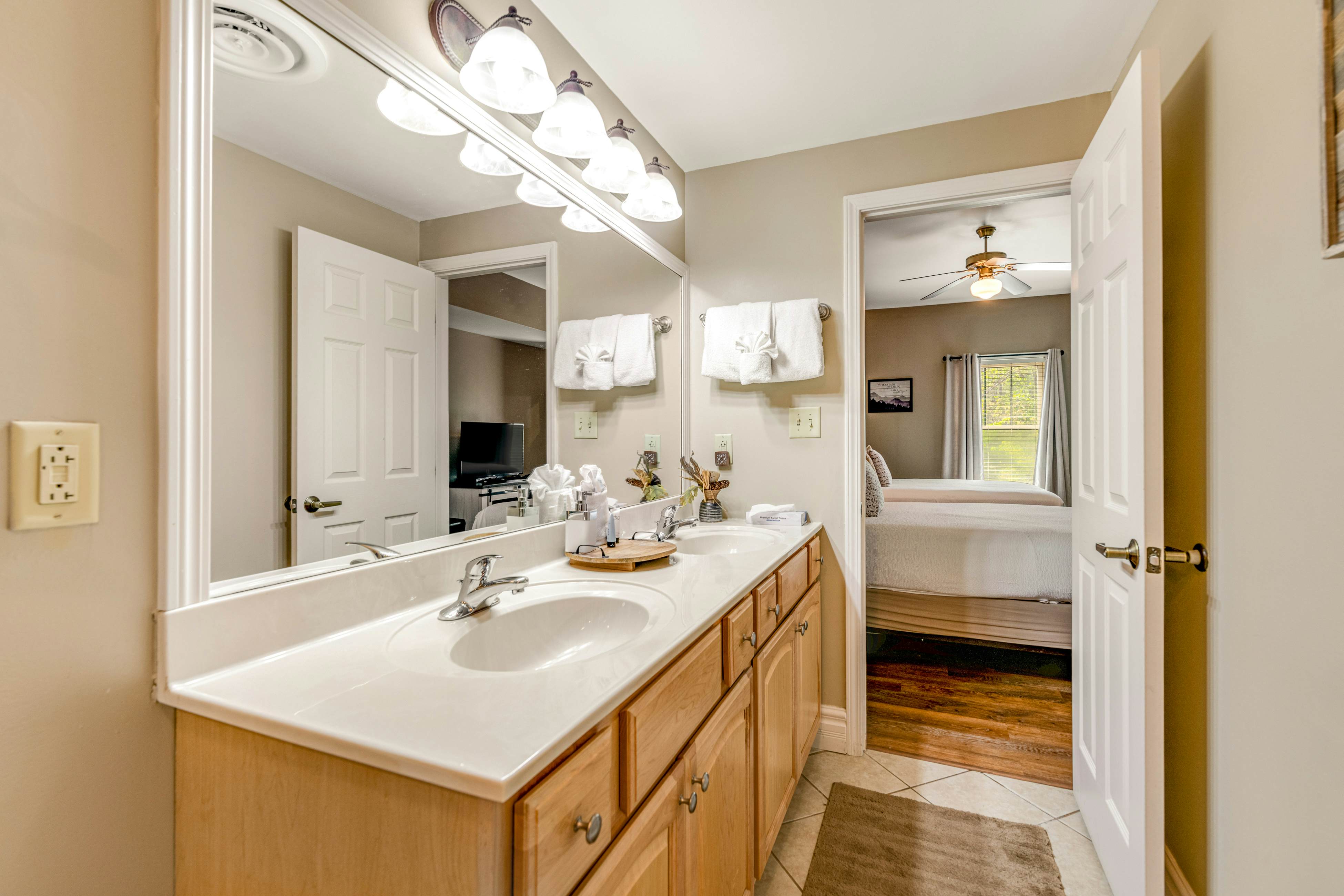 Gorgeous Condo, Sleeps 6・Jetted Tub・Near Downtown