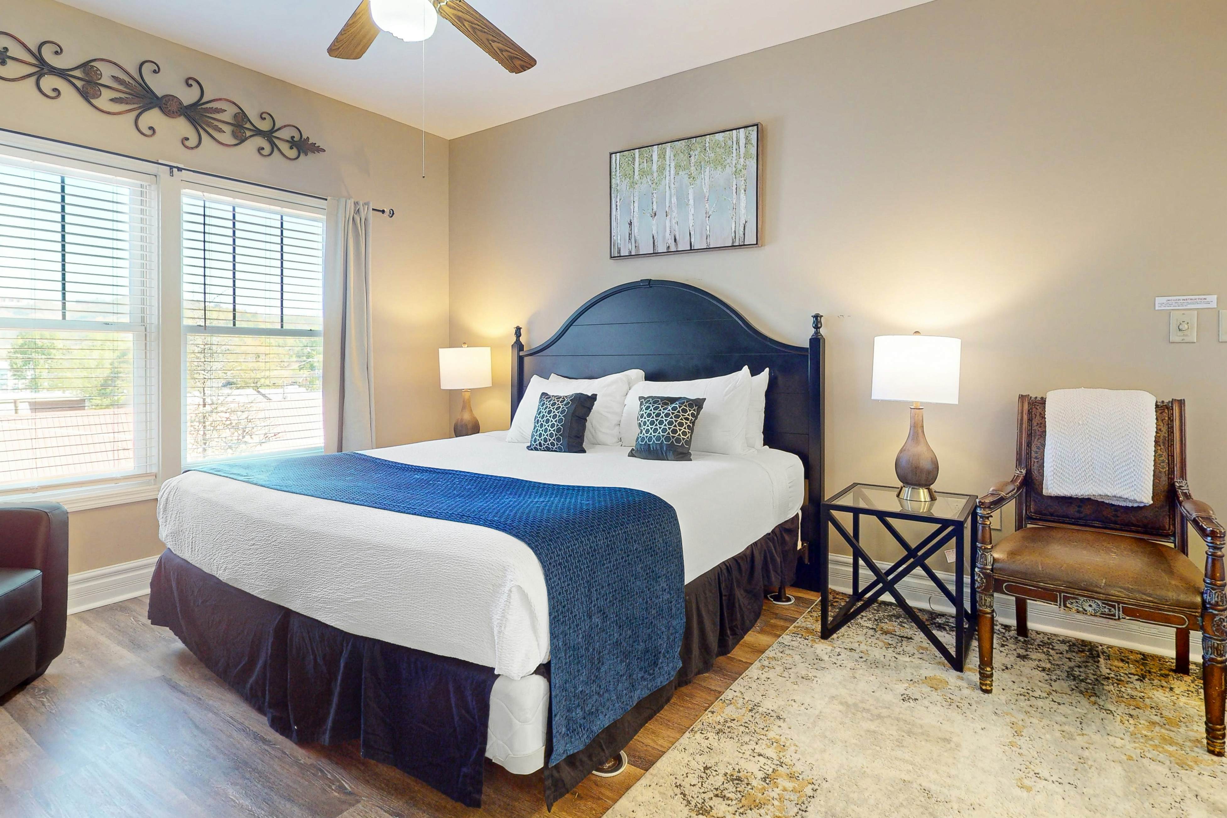 Relaxing Condo, Sleeps 6, Fireplace Jetted tub, Gym