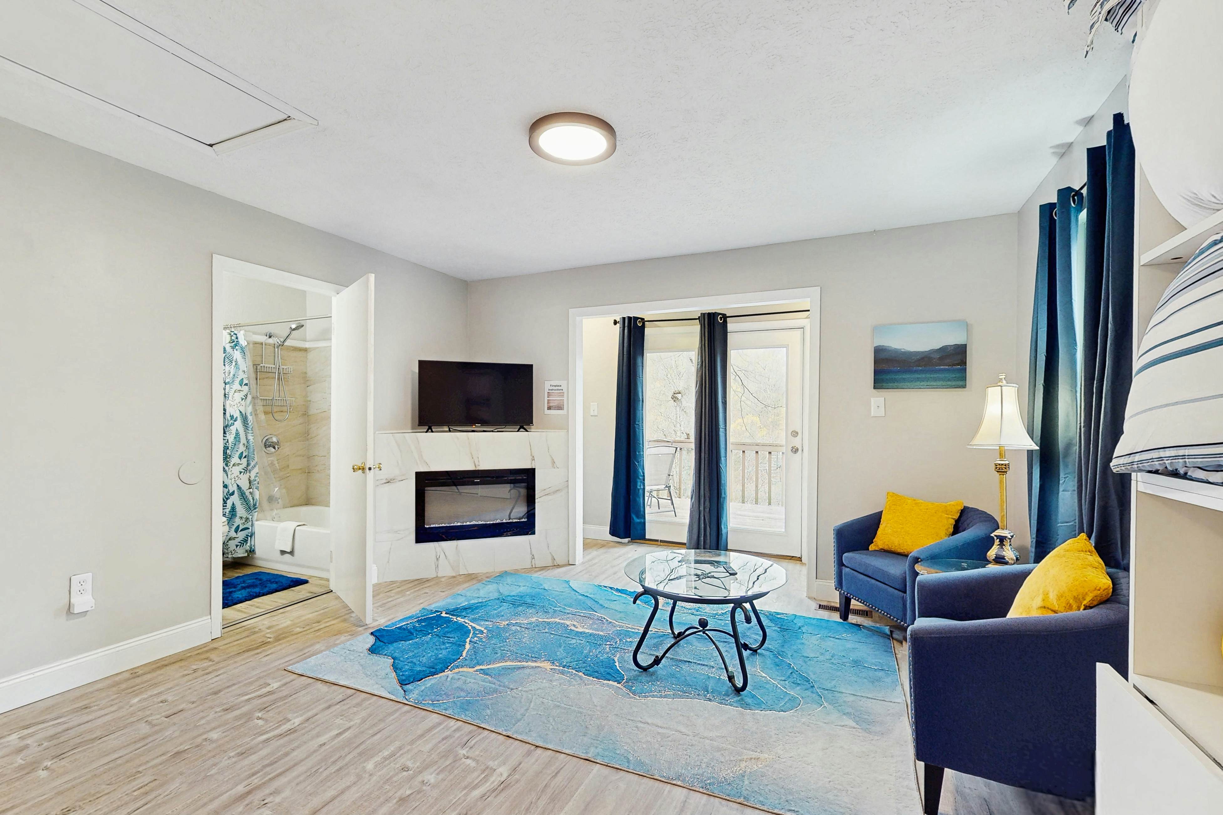 Lakefront Studio | Deck・Gas Grill・Dogs Allowed