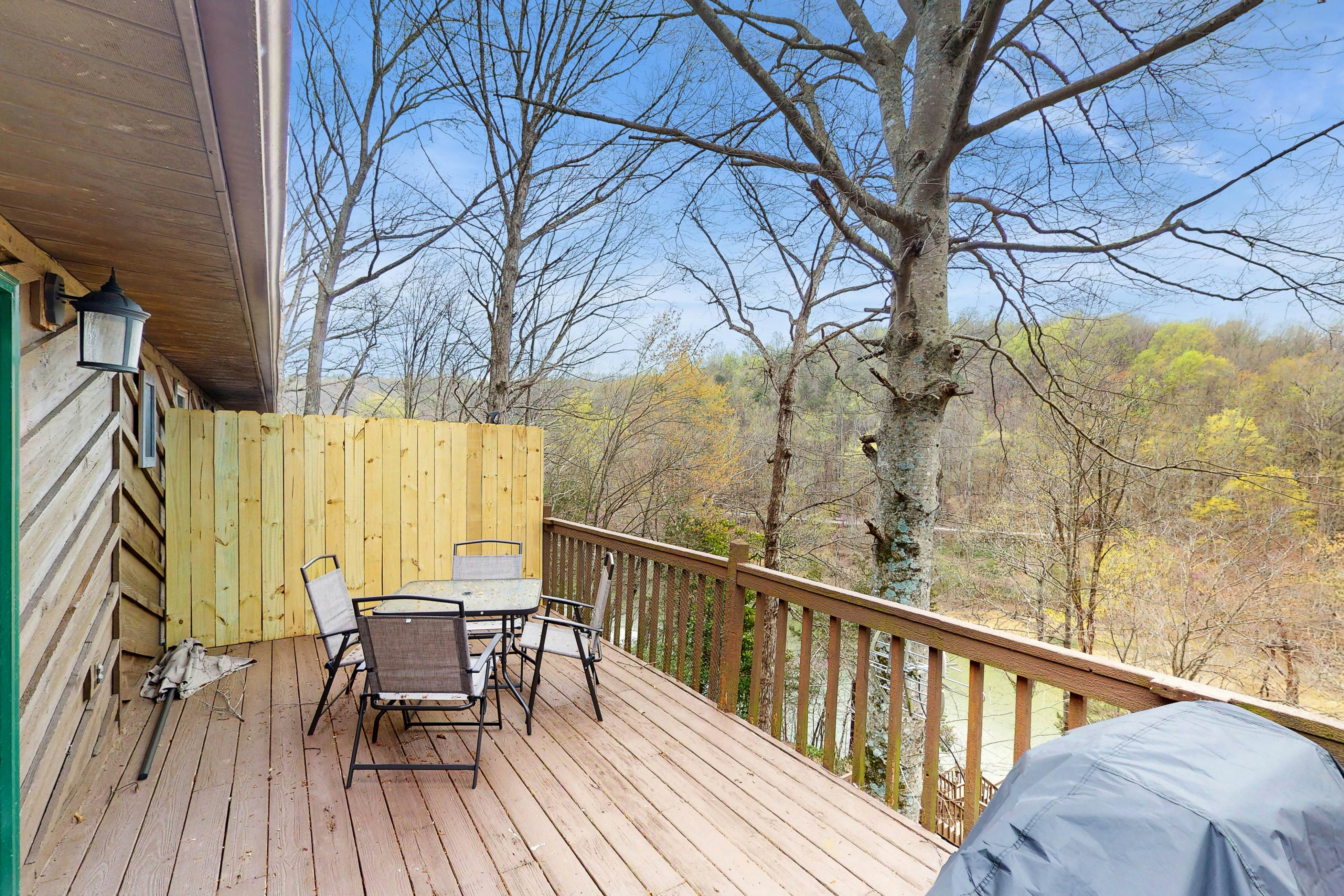 Lakefront Studio | Deck・Gas Grill・Dogs Allowed