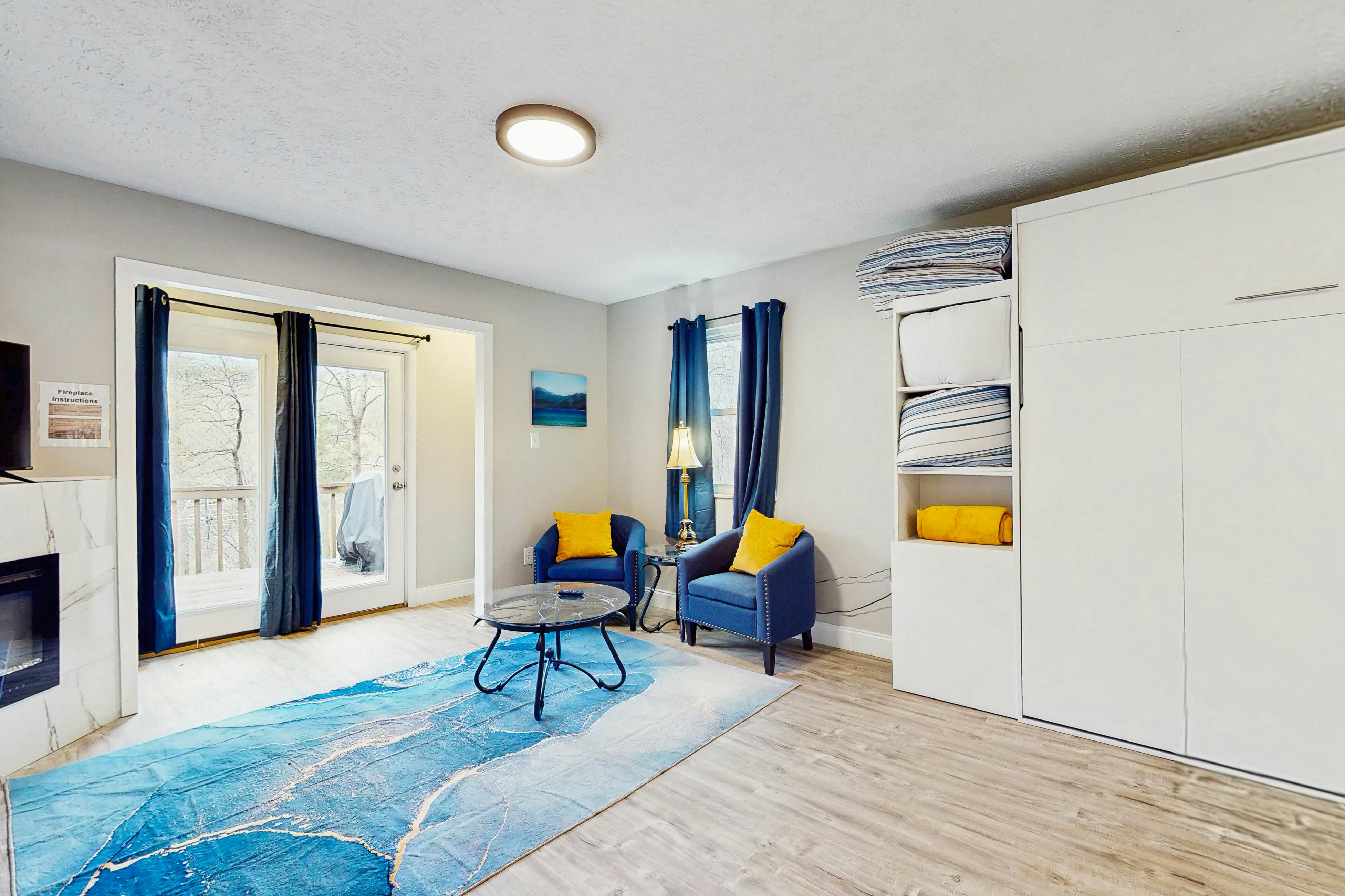 Lakefront Studio | Deck・Gas Grill・Dogs Allowed