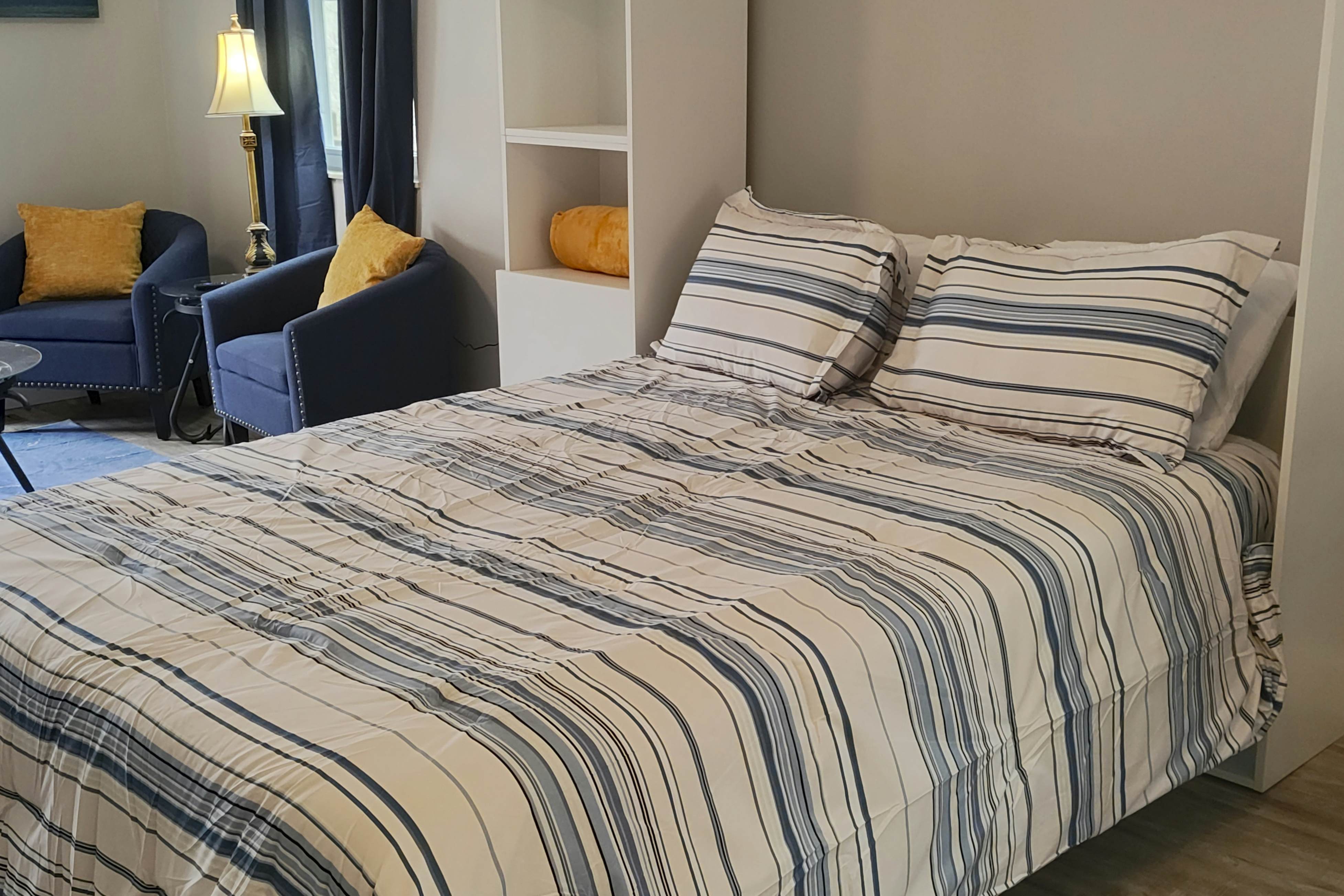 Lakefront Studio | Deck・Gas Grill・Dogs Allowed