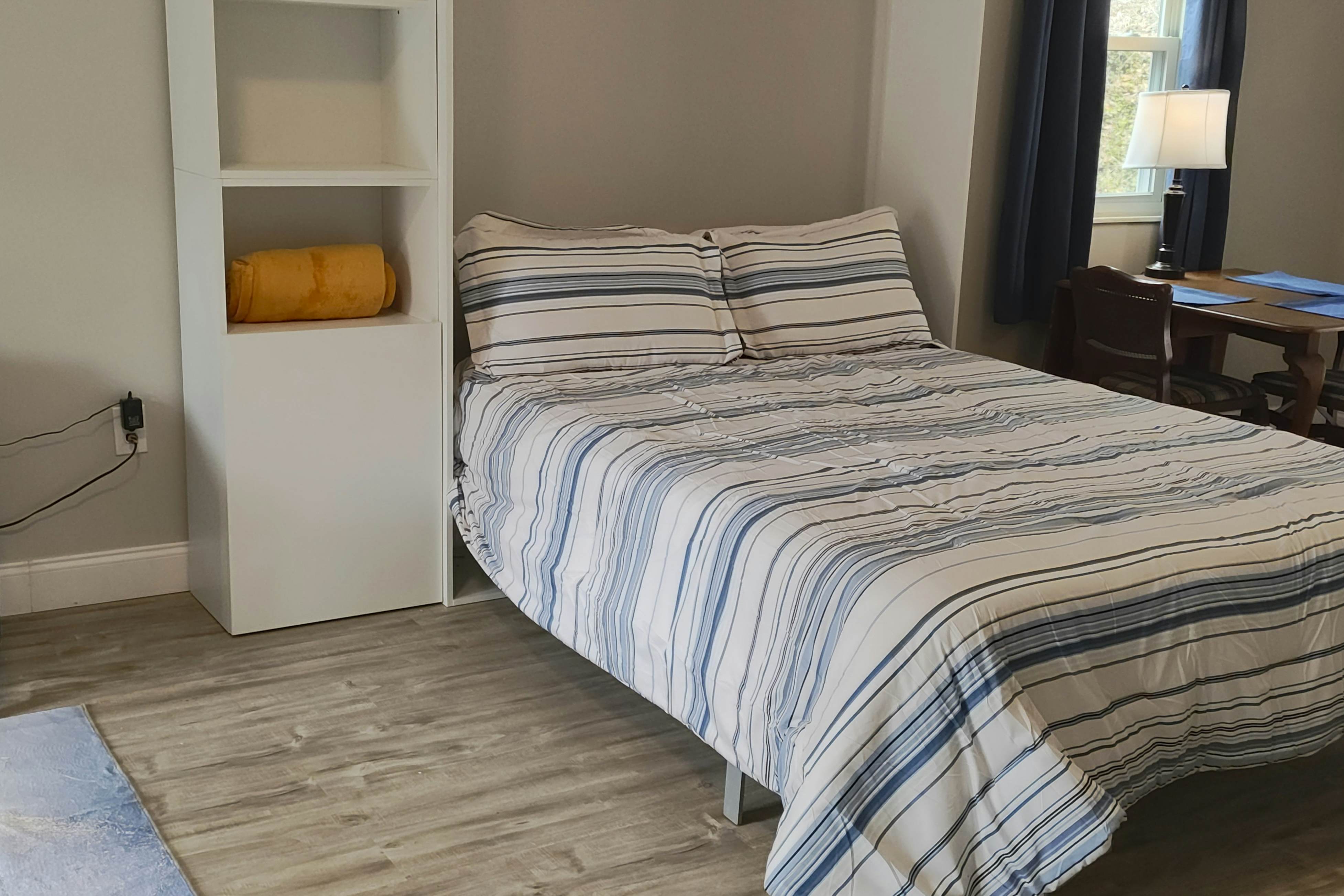 Lakefront Studio | Deck・Gas Grill・Dogs Allowed