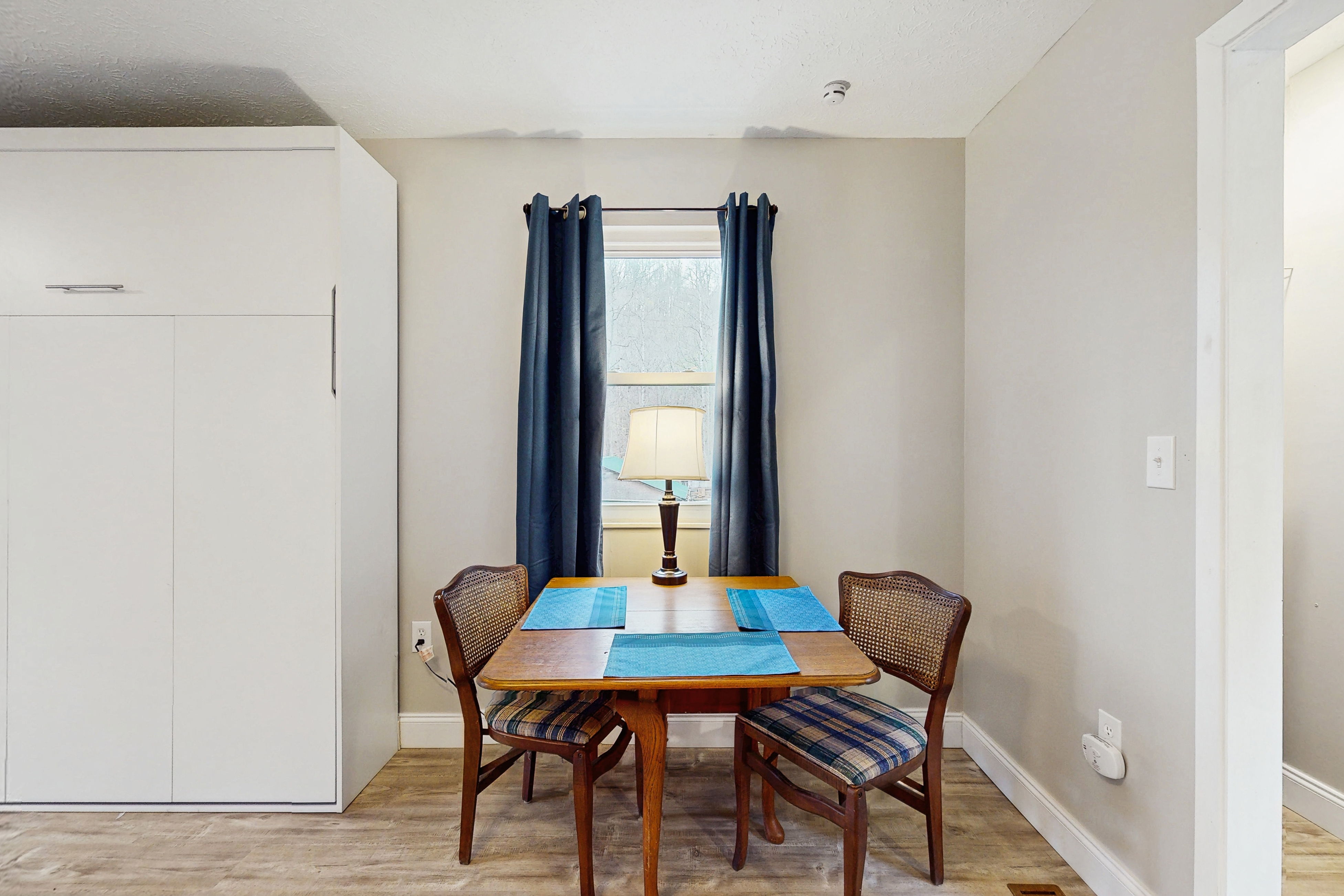 Lakefront Studio, Sleeps 2・Deck・Grill・Dogs Allowed