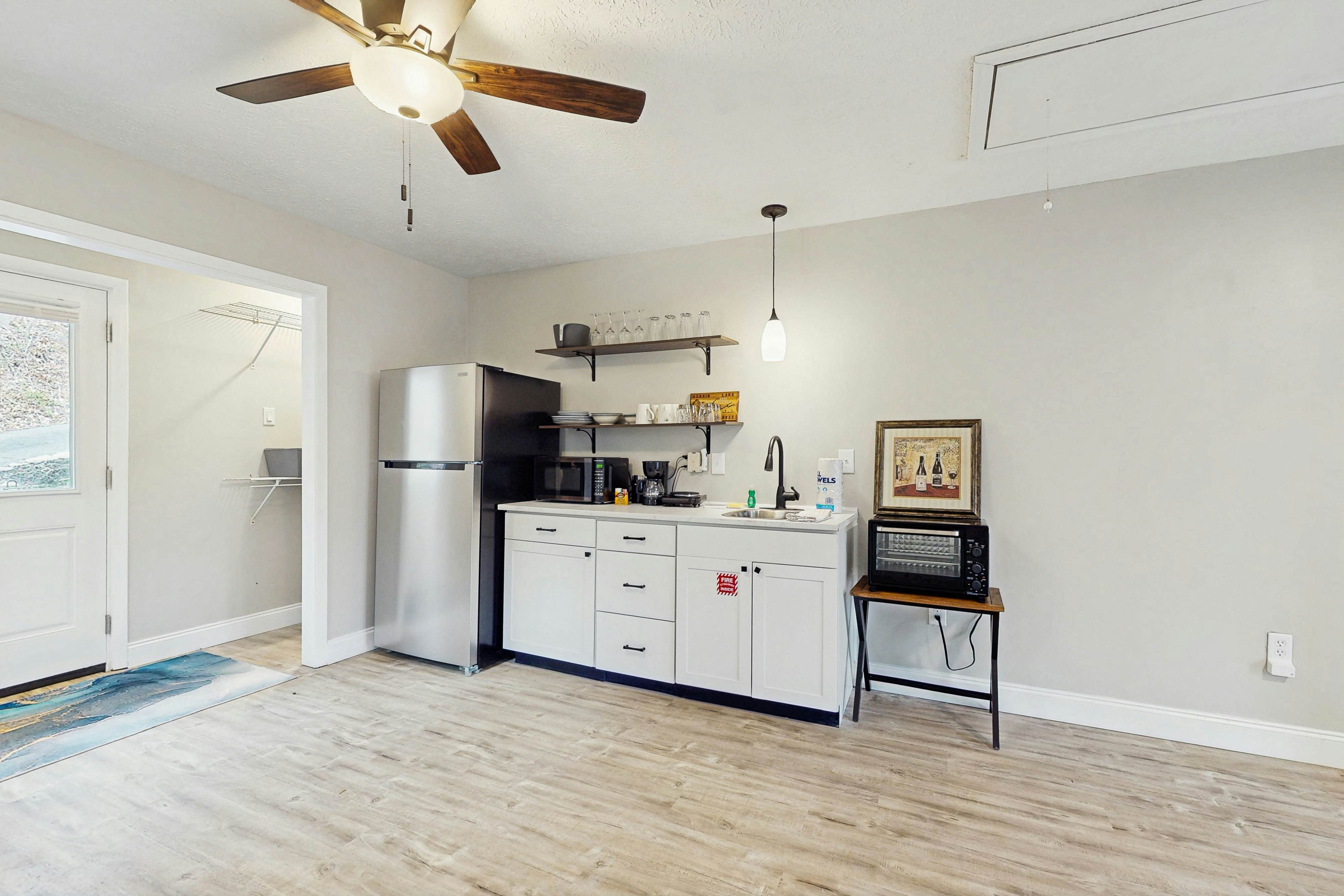 Lakefront Studio | Deck・Gas Grill・Dogs Allowed