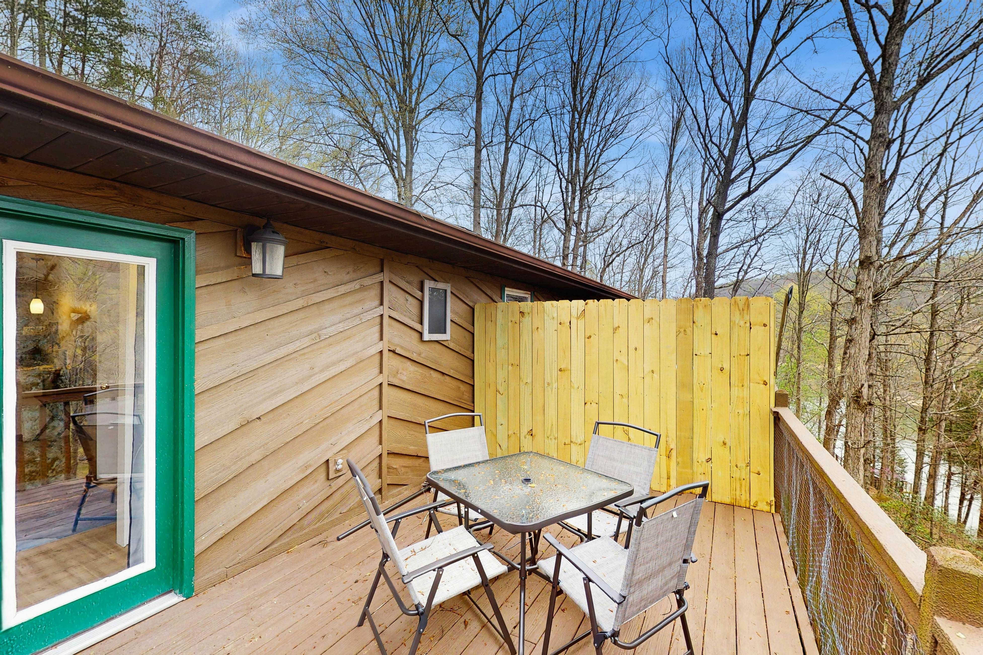 Lakefront Studio | Deck・Gas Grill・Dogs Allowed