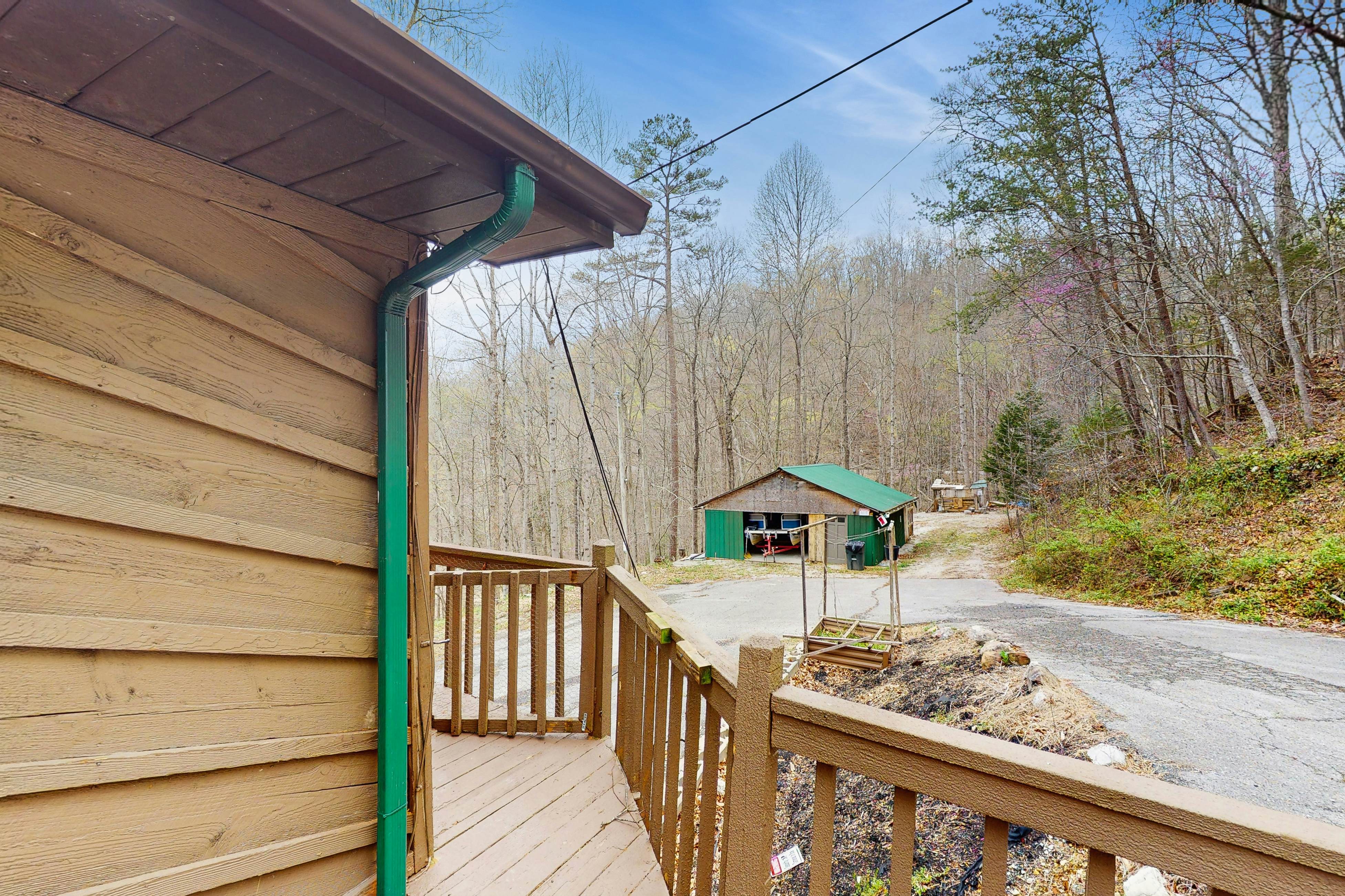 Lakefront Studio | Deck・Gas Grill・Dogs Allowed