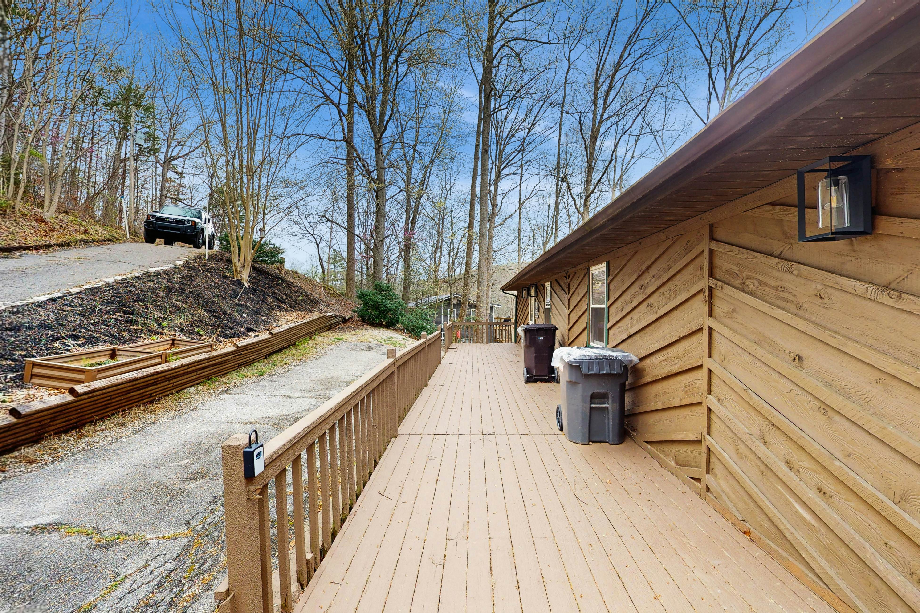 Lakefront Studio | Deck・Gas Grill・Dogs Allowed