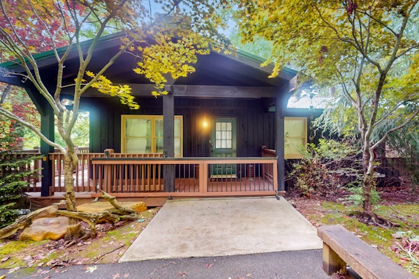 Lakefront Cabin W Private Dock・Hot Tub・Cigar room