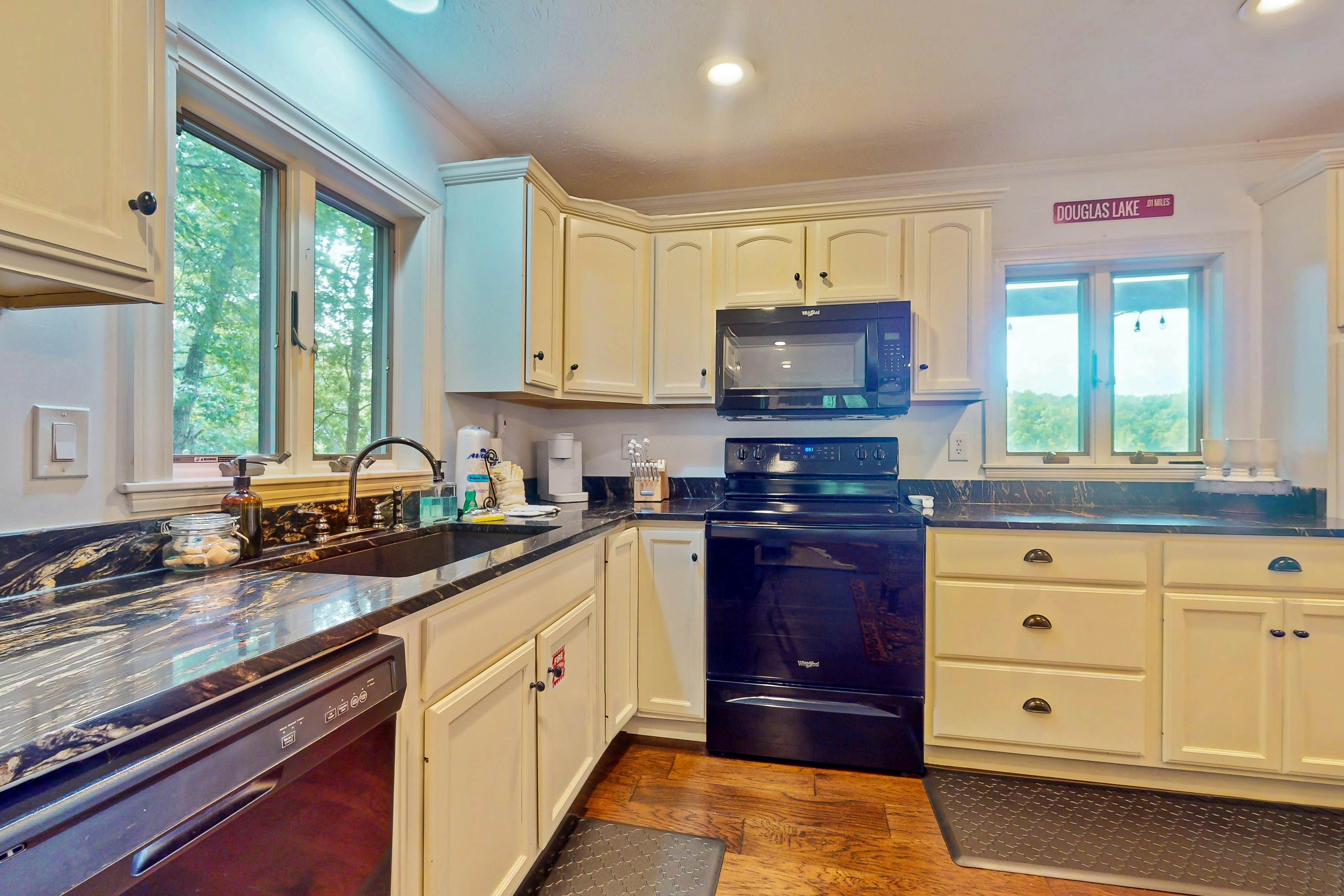 Lakefront Cabin W Private Dock・Hot Tub・Cigar room